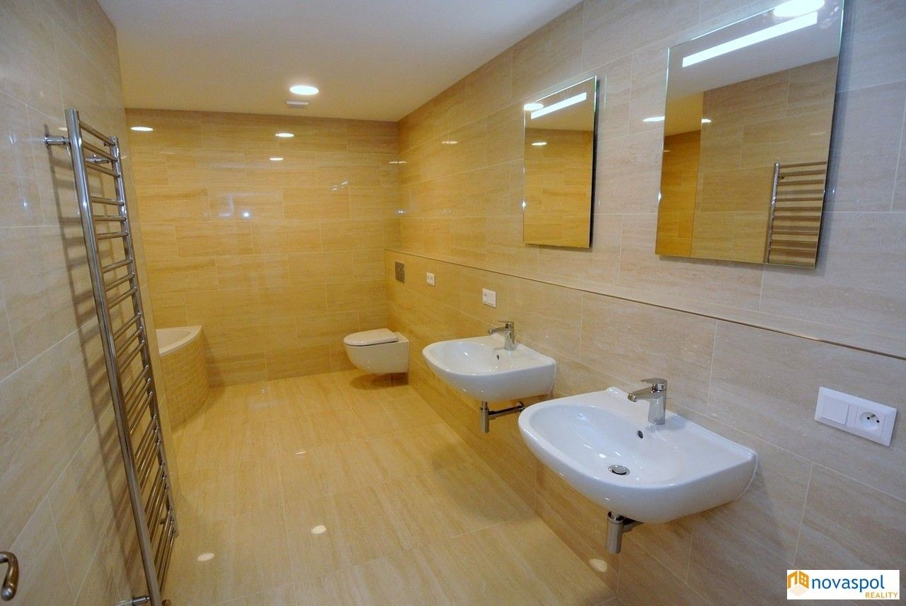 Pronájem bytu 4+kk 145 m² - foto 11