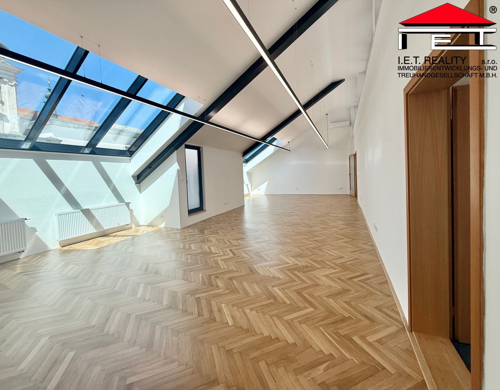 Pronájem komerčního prostoru 196 m² - foto 2