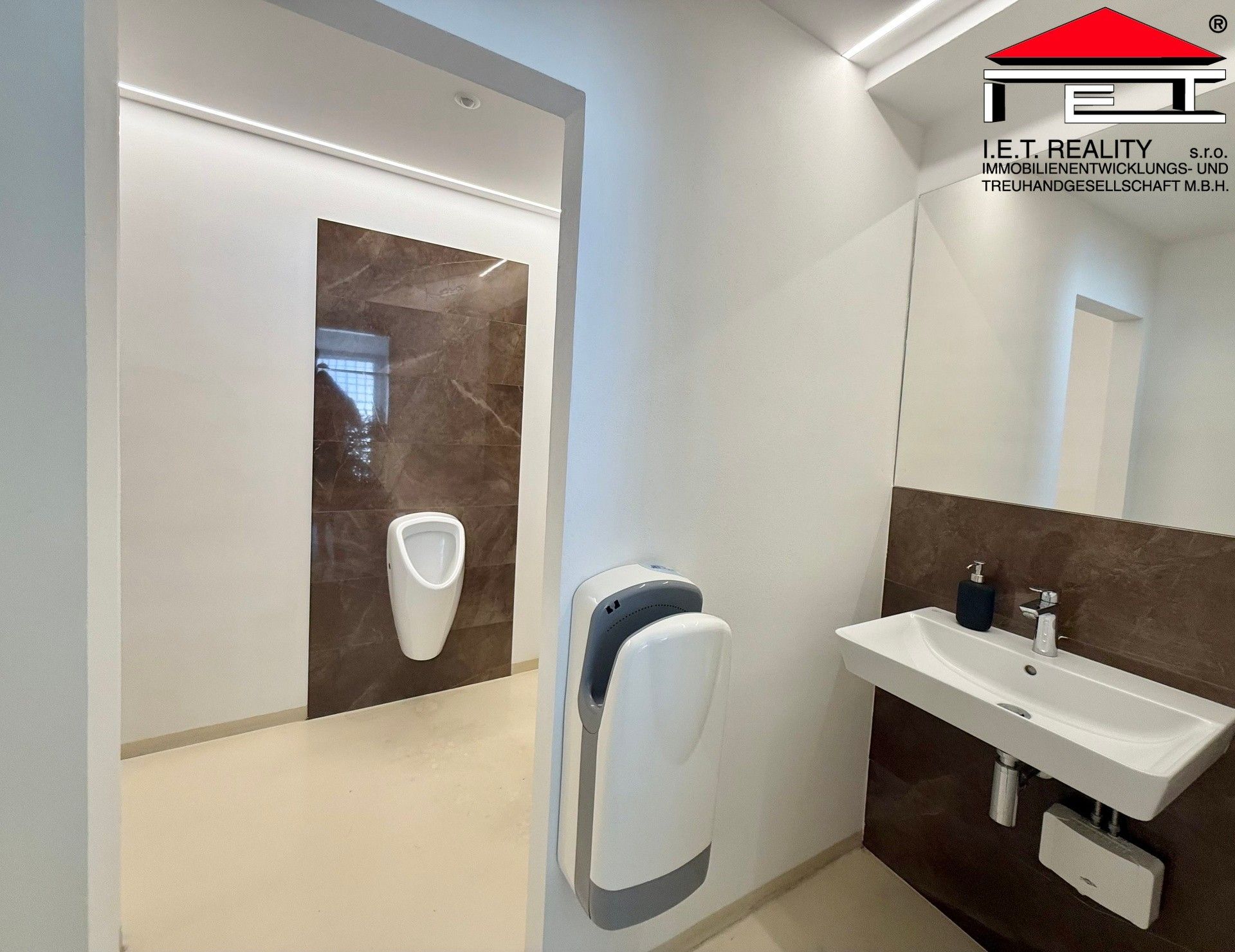 Pronájem komerčního prostoru 196 m² - foto 16