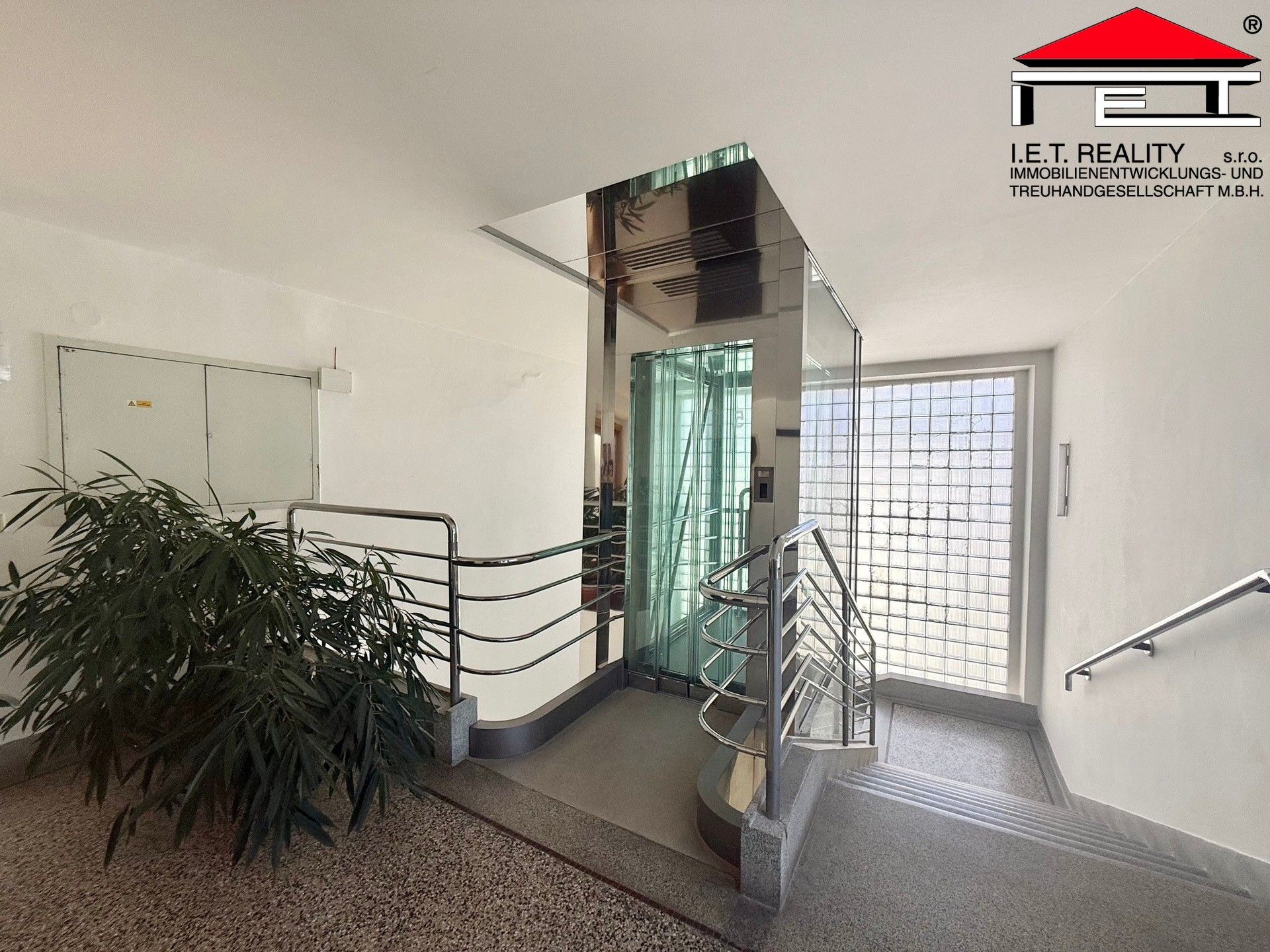 Pronájem komerčního prostoru 196 m² - foto 18