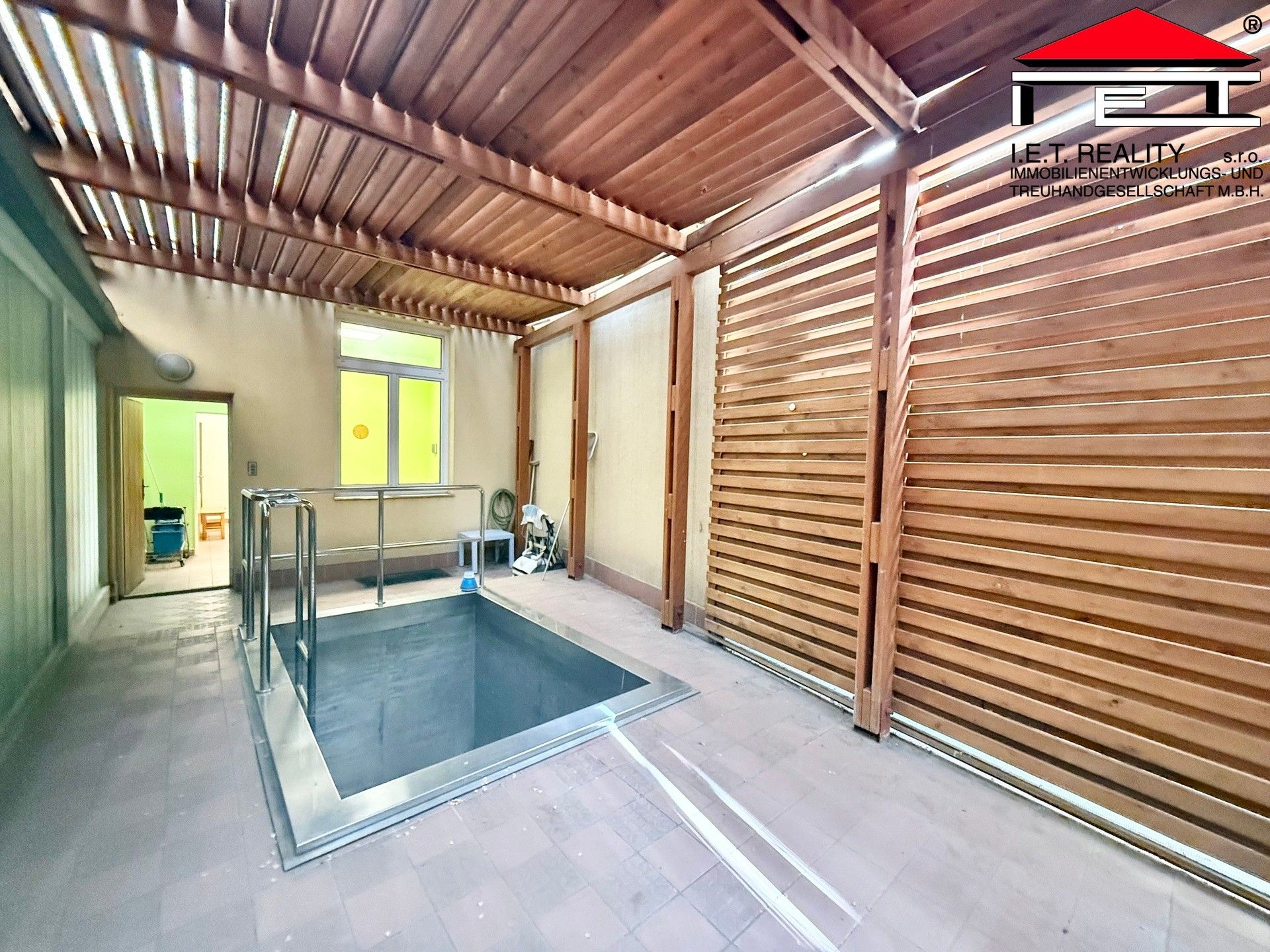 Pronájem komerčního prostoru 196 m² - foto 23