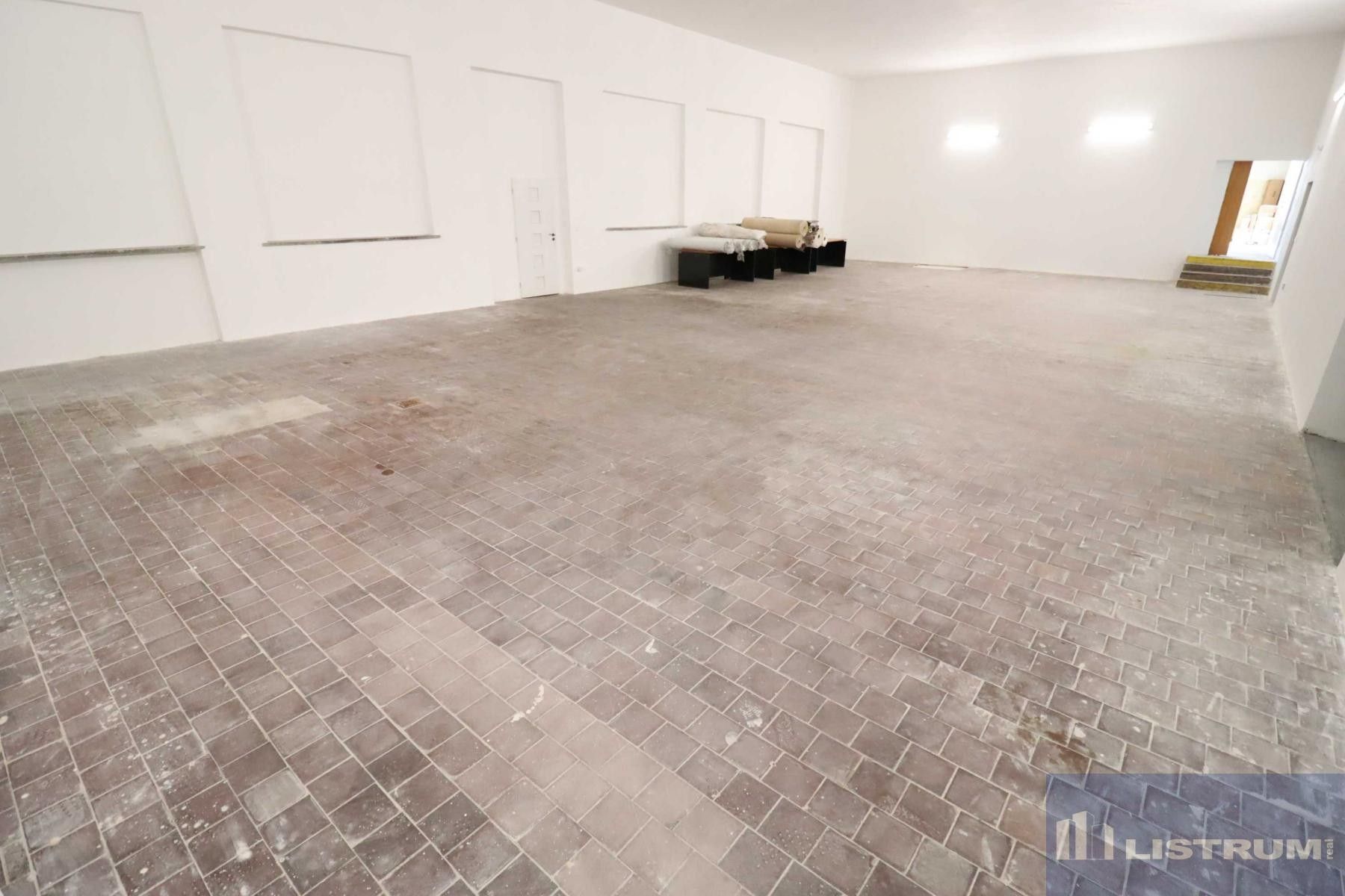 Pronájem komerčního prostoru 900 m² - foto 2
