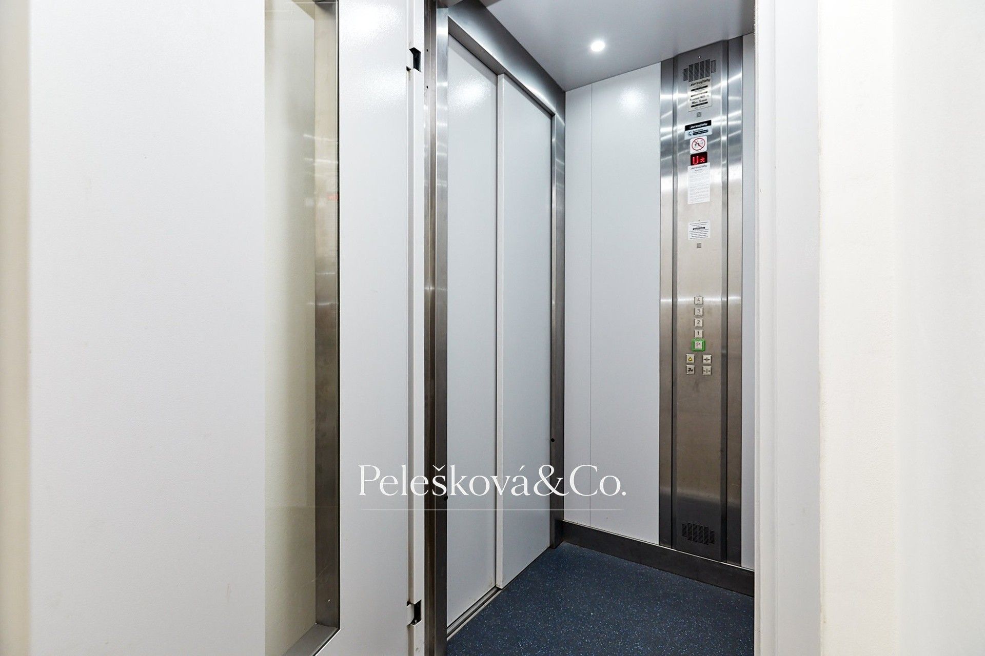 Pronájem bytu 4+kk 177 m² - foto 16