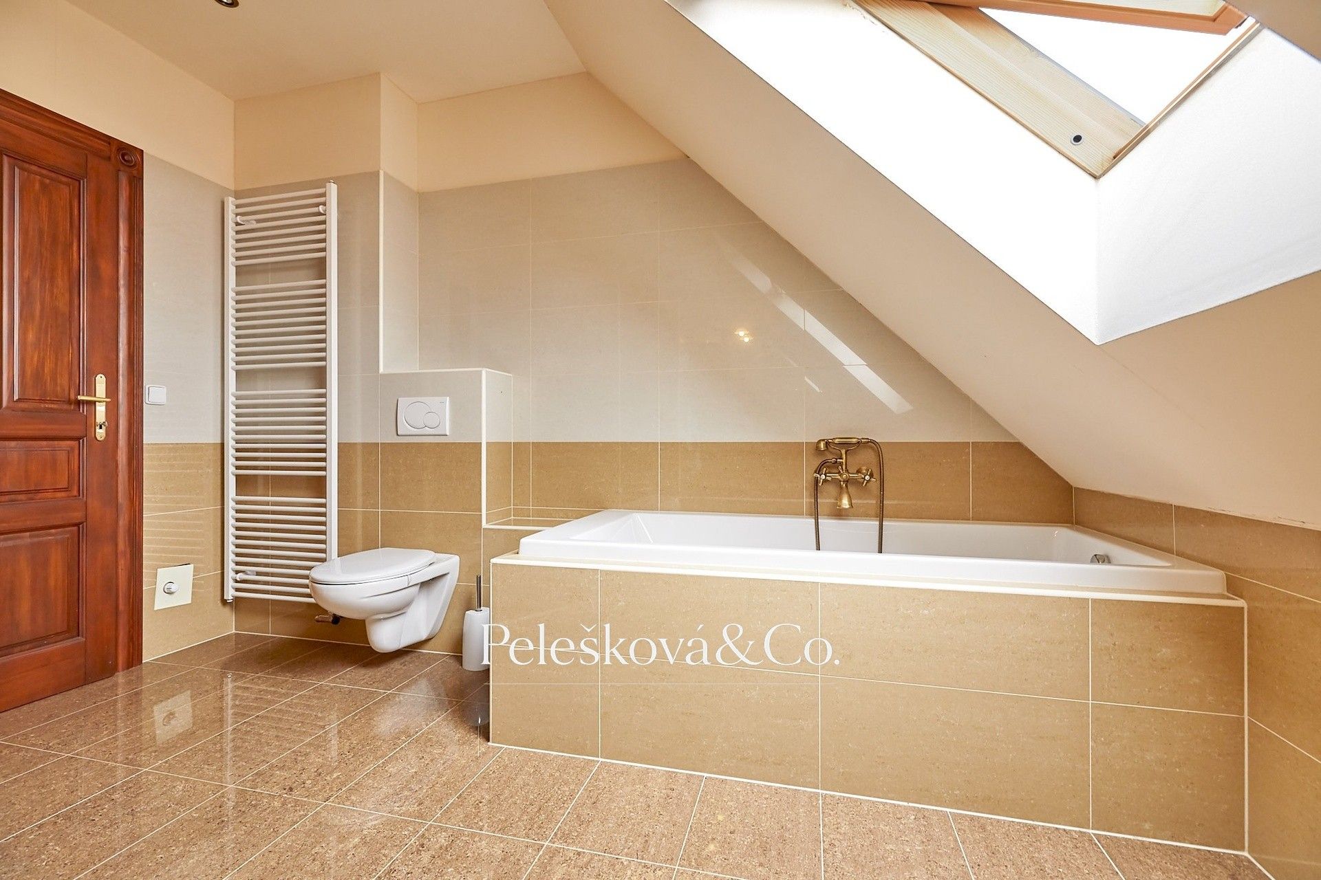 Pronájem bytu 4+kk 177 m² - foto 9