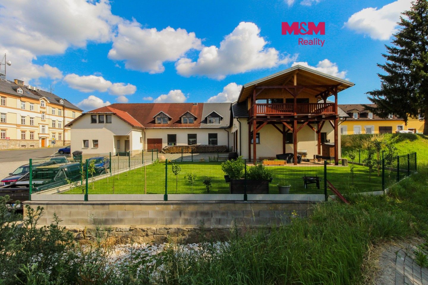 Prodej komerčního prostoru 1051 m² - foto 1