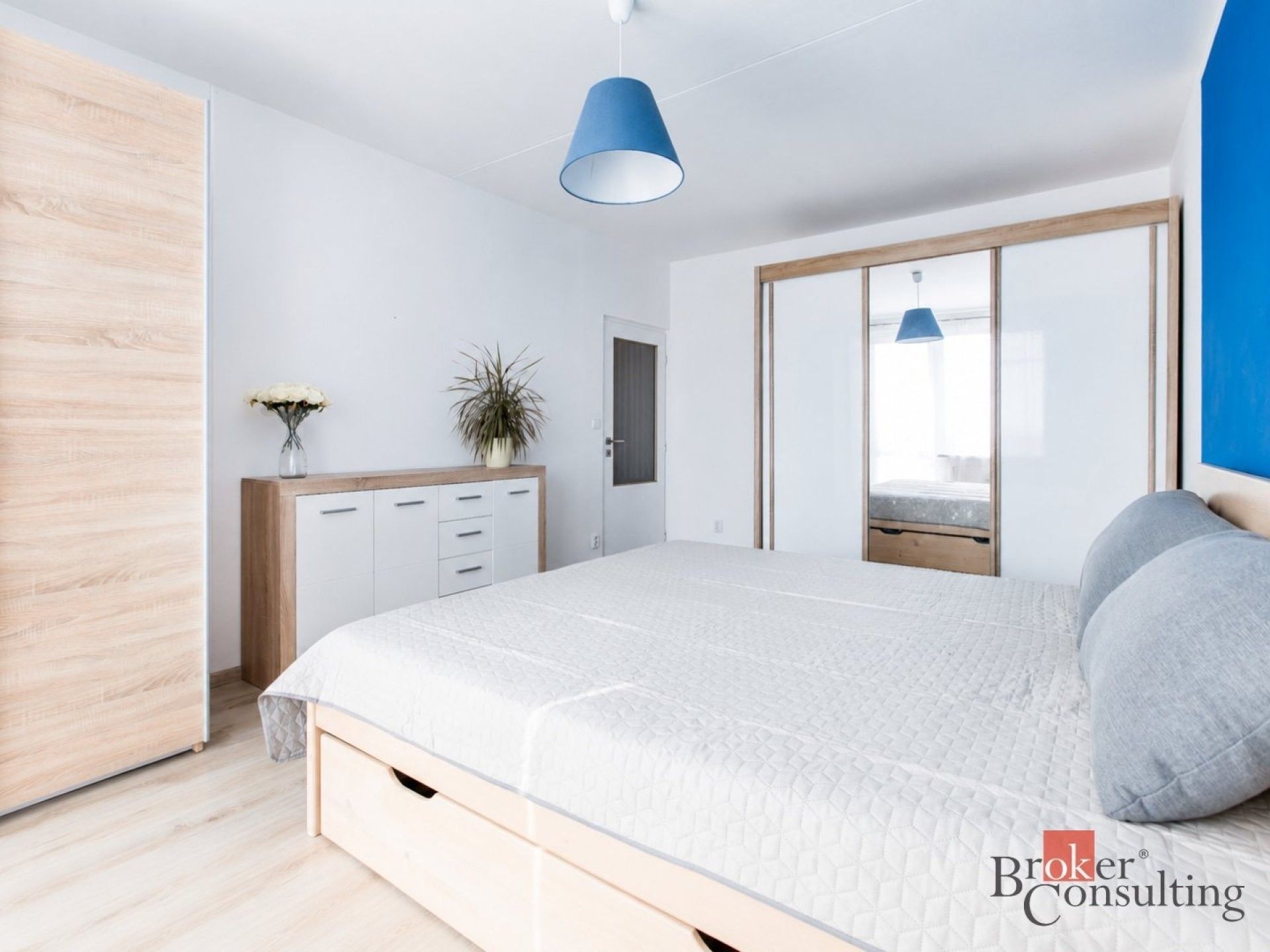 Pronájem bytu 2+1 61 m² - foto 1