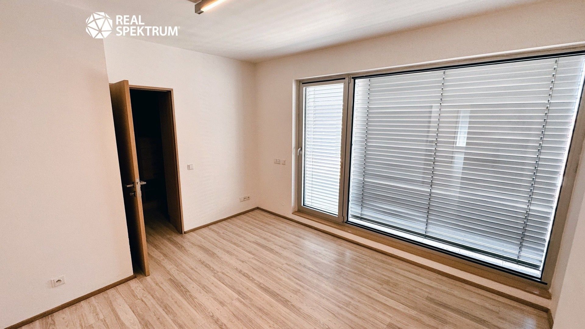 Pronájem komerčního prostoru 125 m² - foto 3