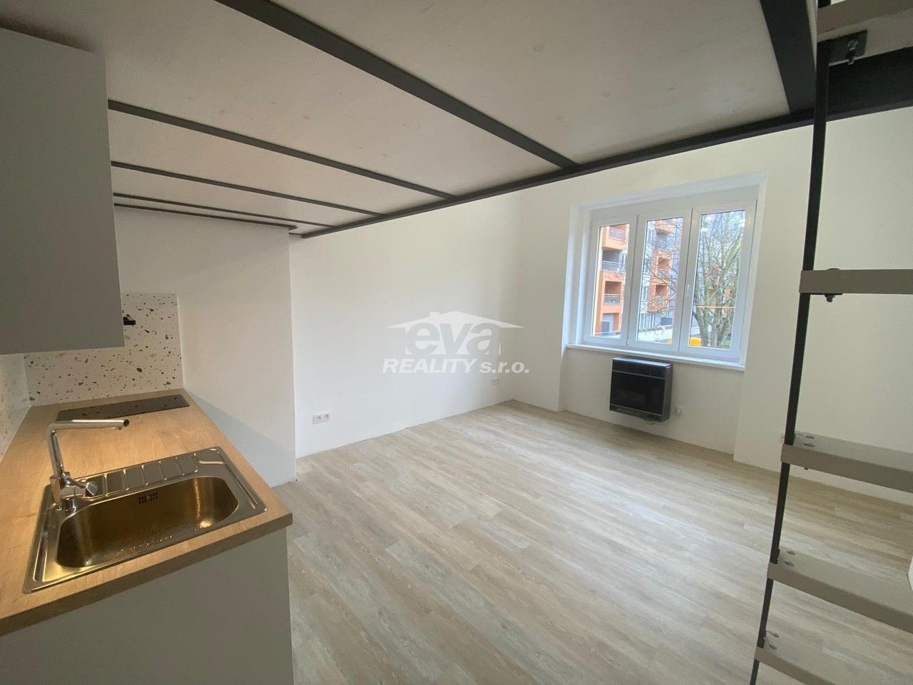 Pronájem bytu 1+kk 27 m² - foto 1