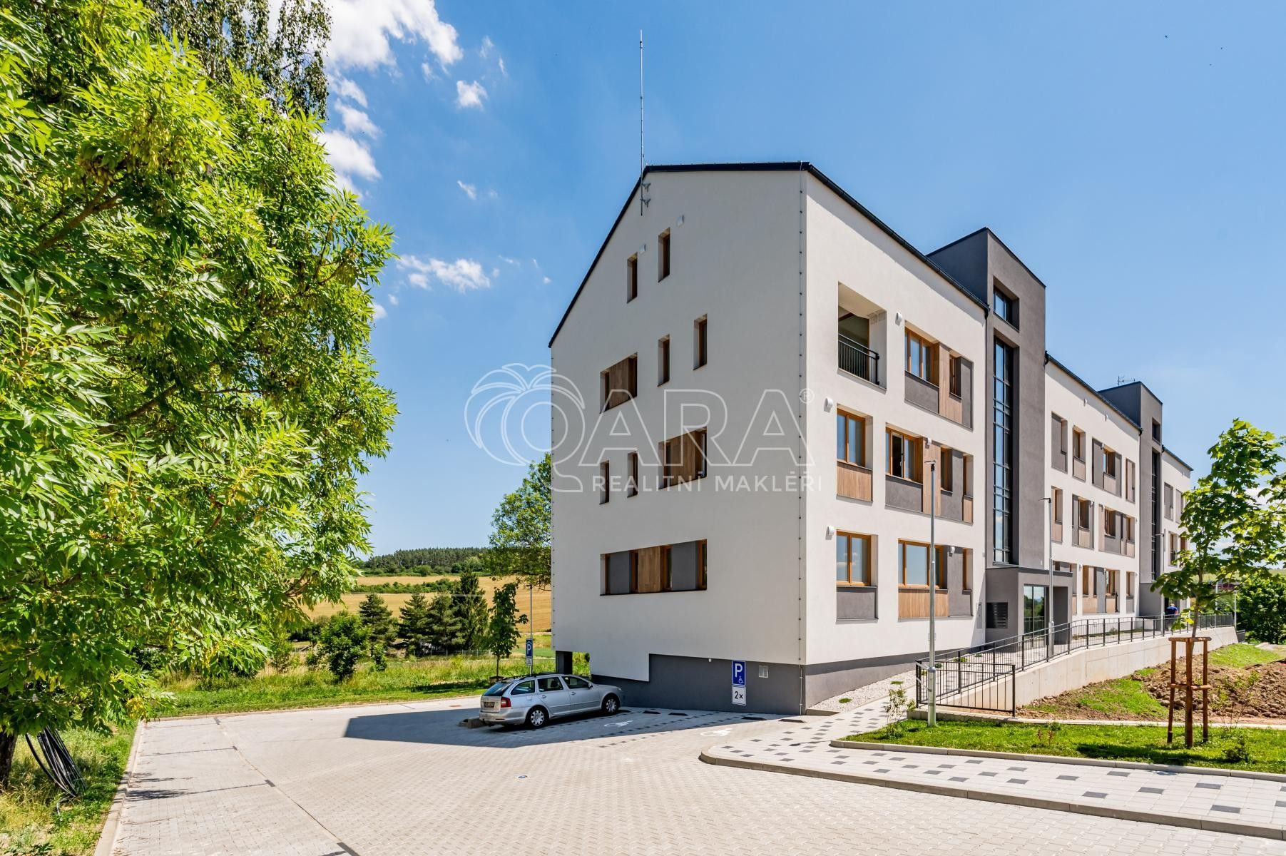 Pronájem bytu 2+kk 463 m² - foto 1