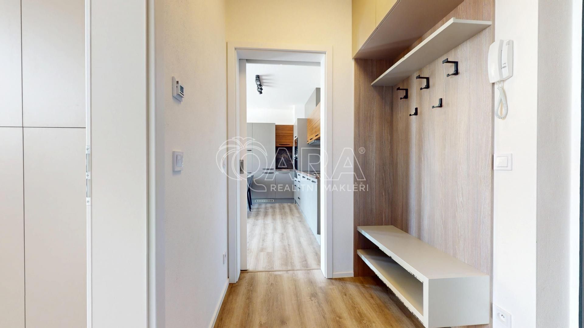 Pronájem bytu 2+kk 463 m² - foto 5