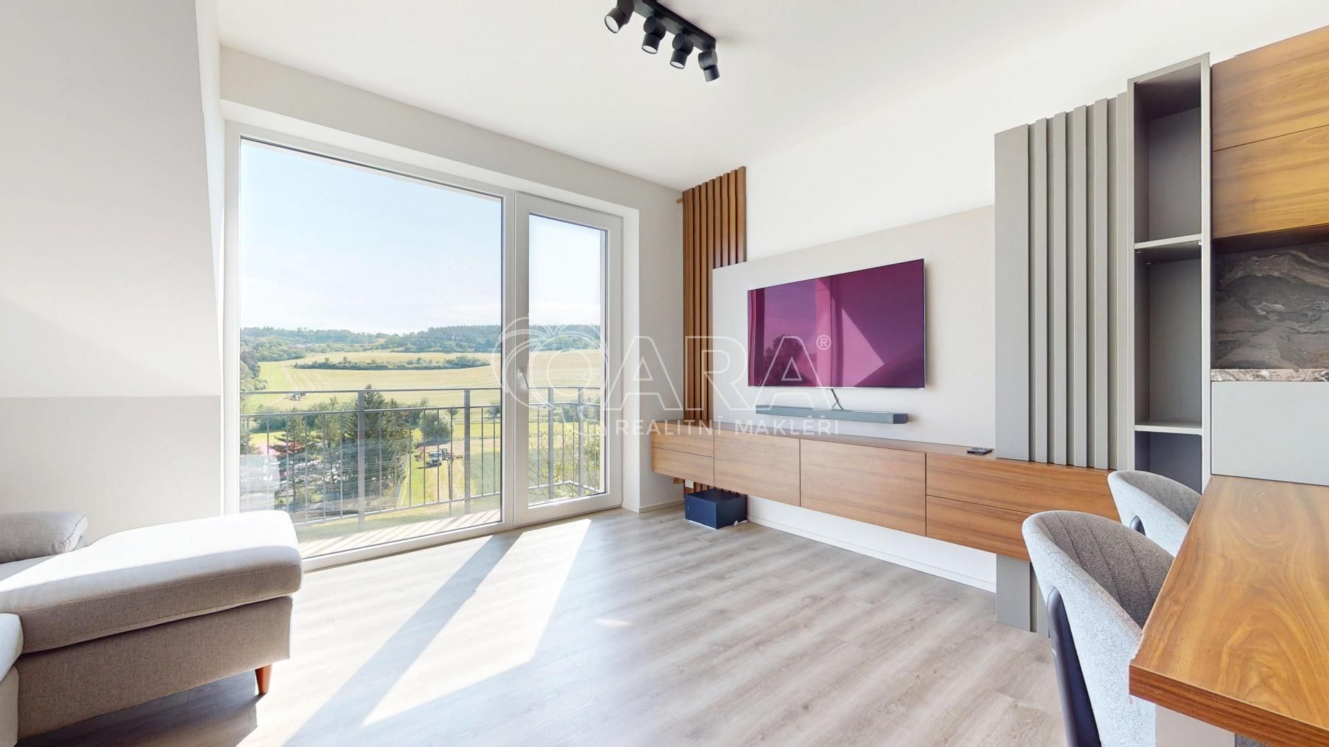 Pronájem bytu 2+kk 463 m² - foto 3