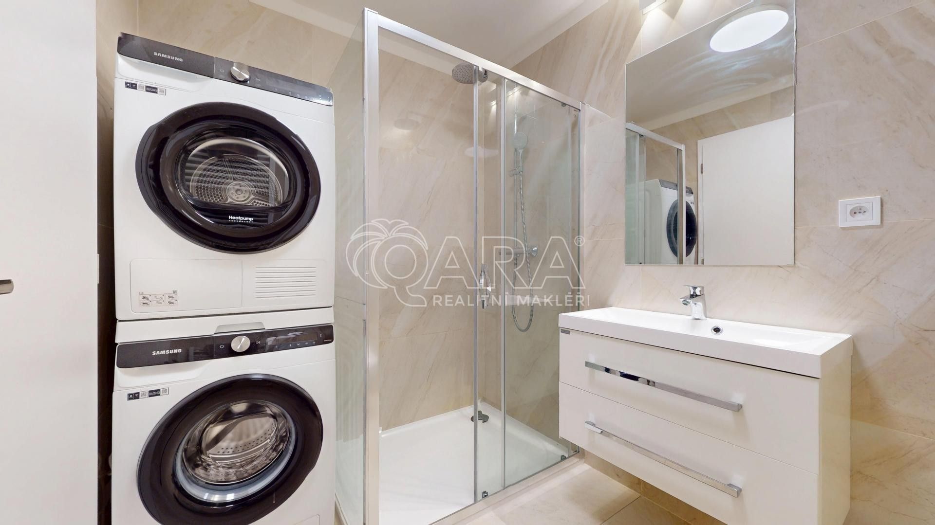 Pronájem bytu 2+kk 463 m² - foto 4