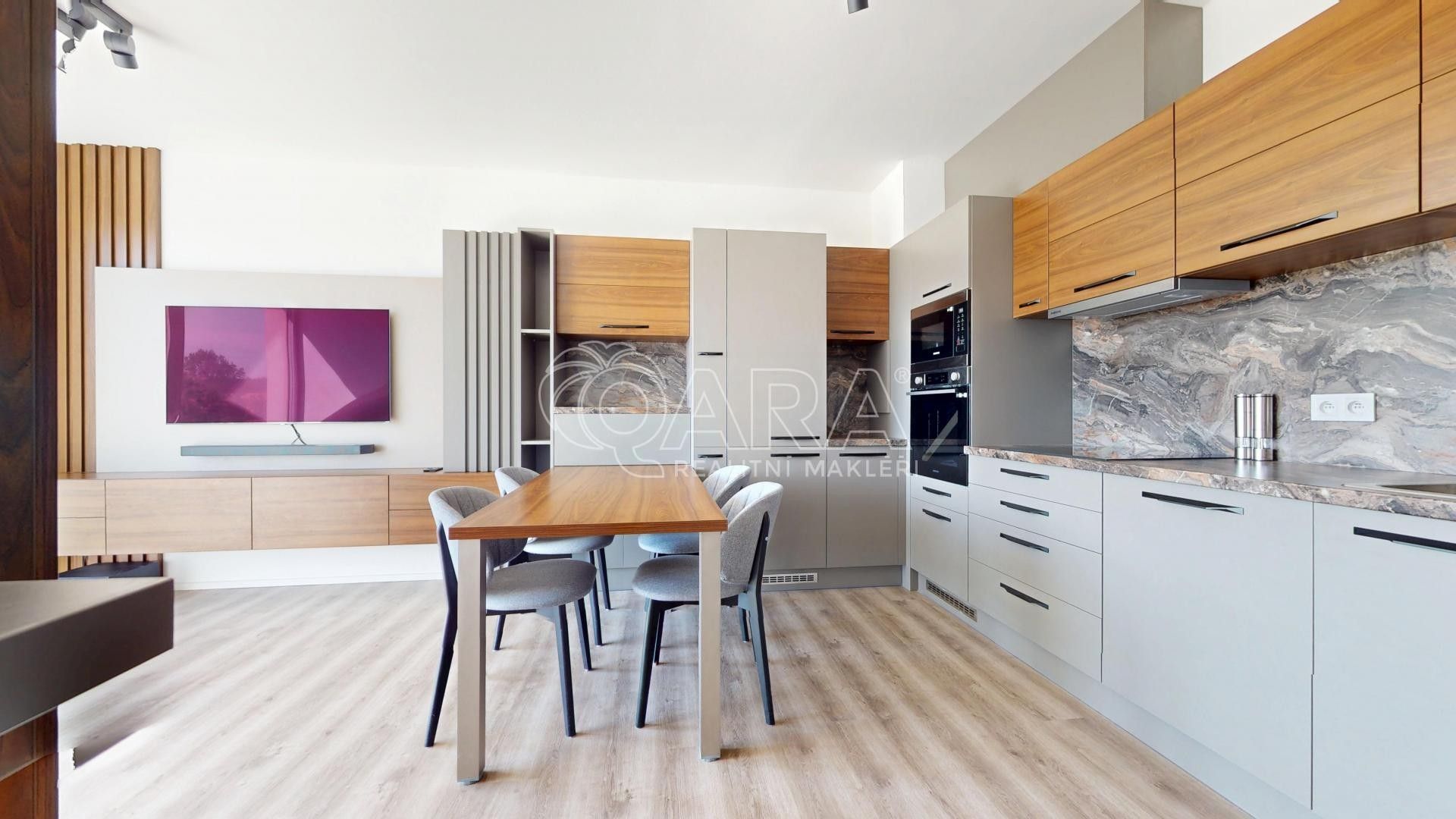 Pronájem bytu 2+kk 463 m² - foto 9
