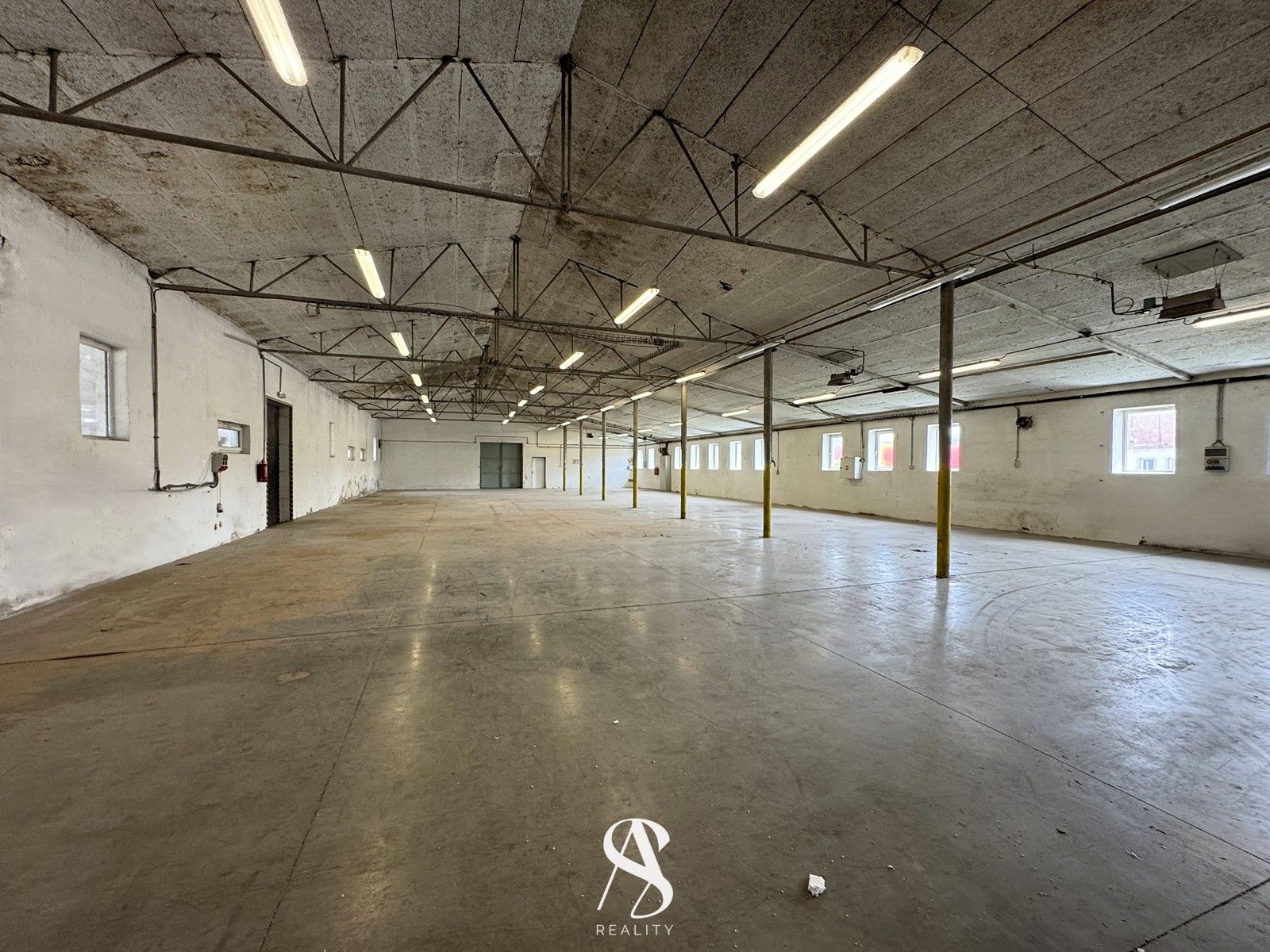 Pronájem komerčního prostoru 1565 m² - foto 1