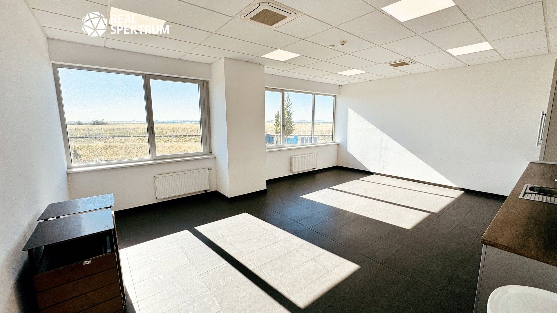 Pronájem komerčního prostoru 600 m² - foto 5