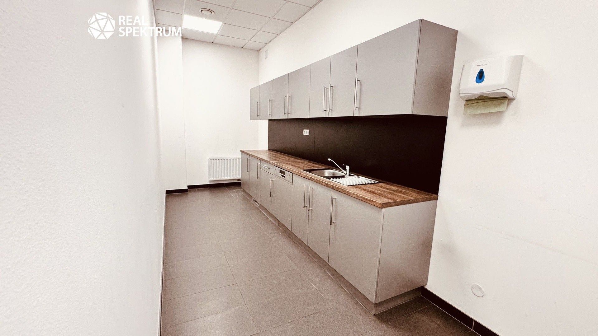 Pronájem komerčního prostoru 600 m² - foto 12