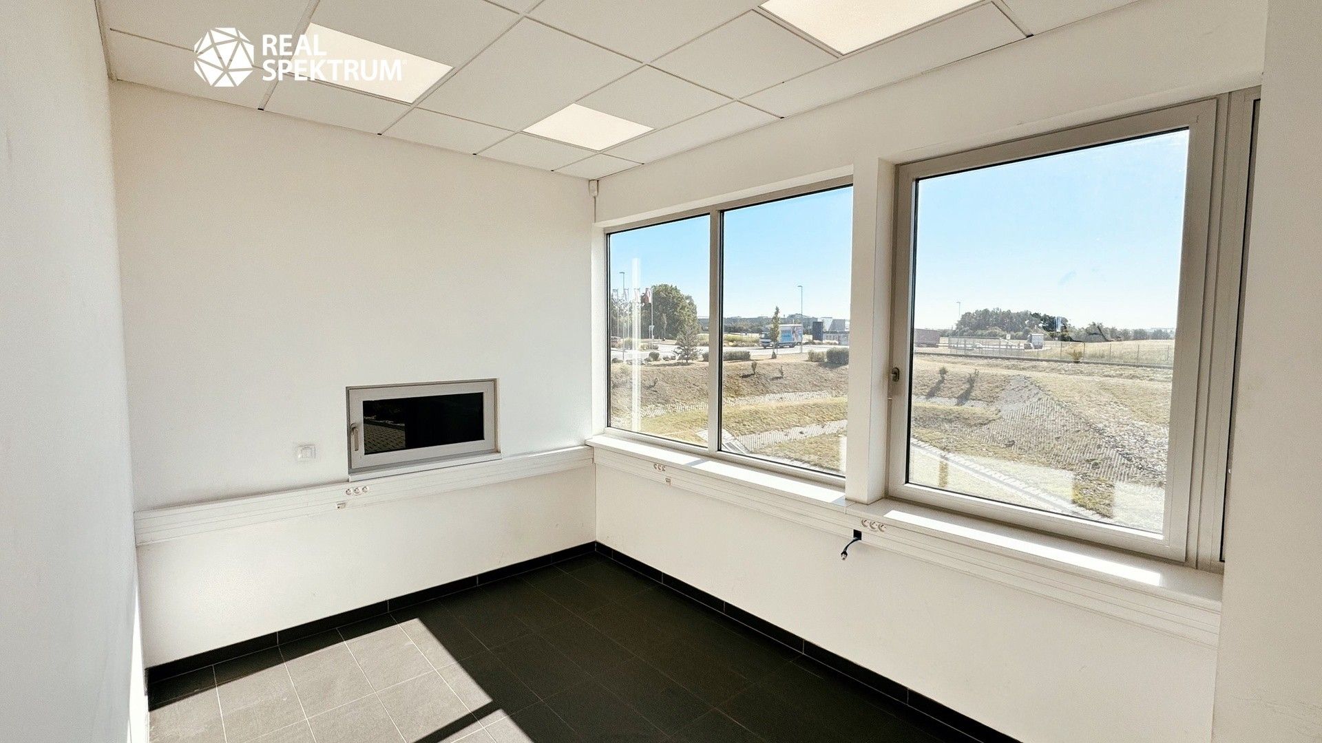 Pronájem komerčního prostoru 600 m² - foto 10