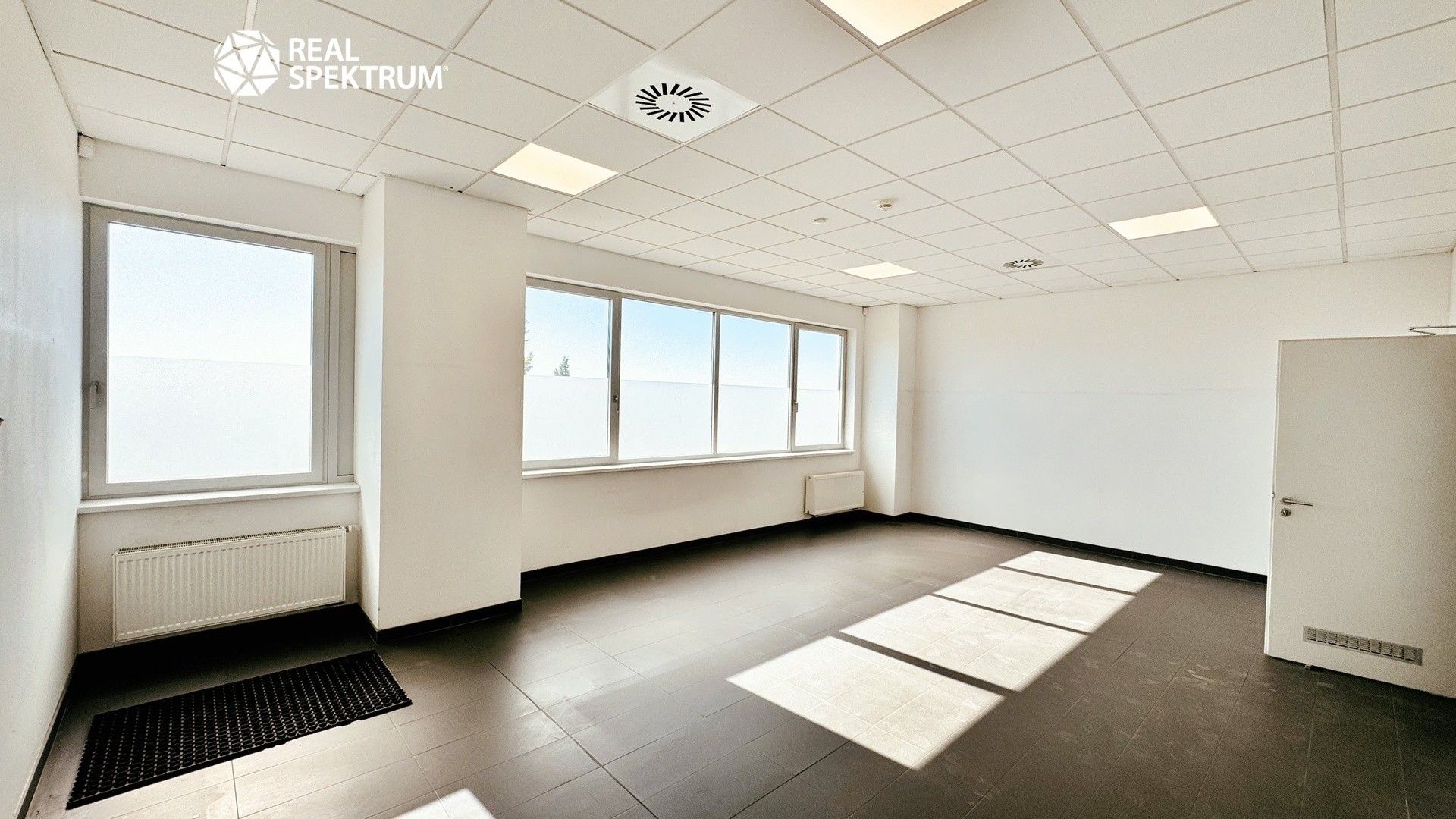 Pronájem komerčního prostoru 600 m² - foto 9