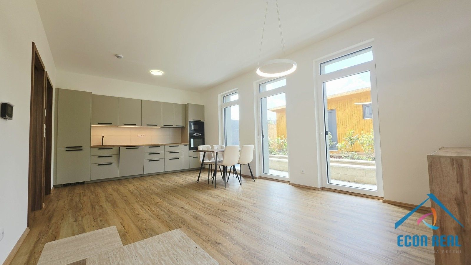 Pronájem komerčního prostoru 551 m² - foto 1