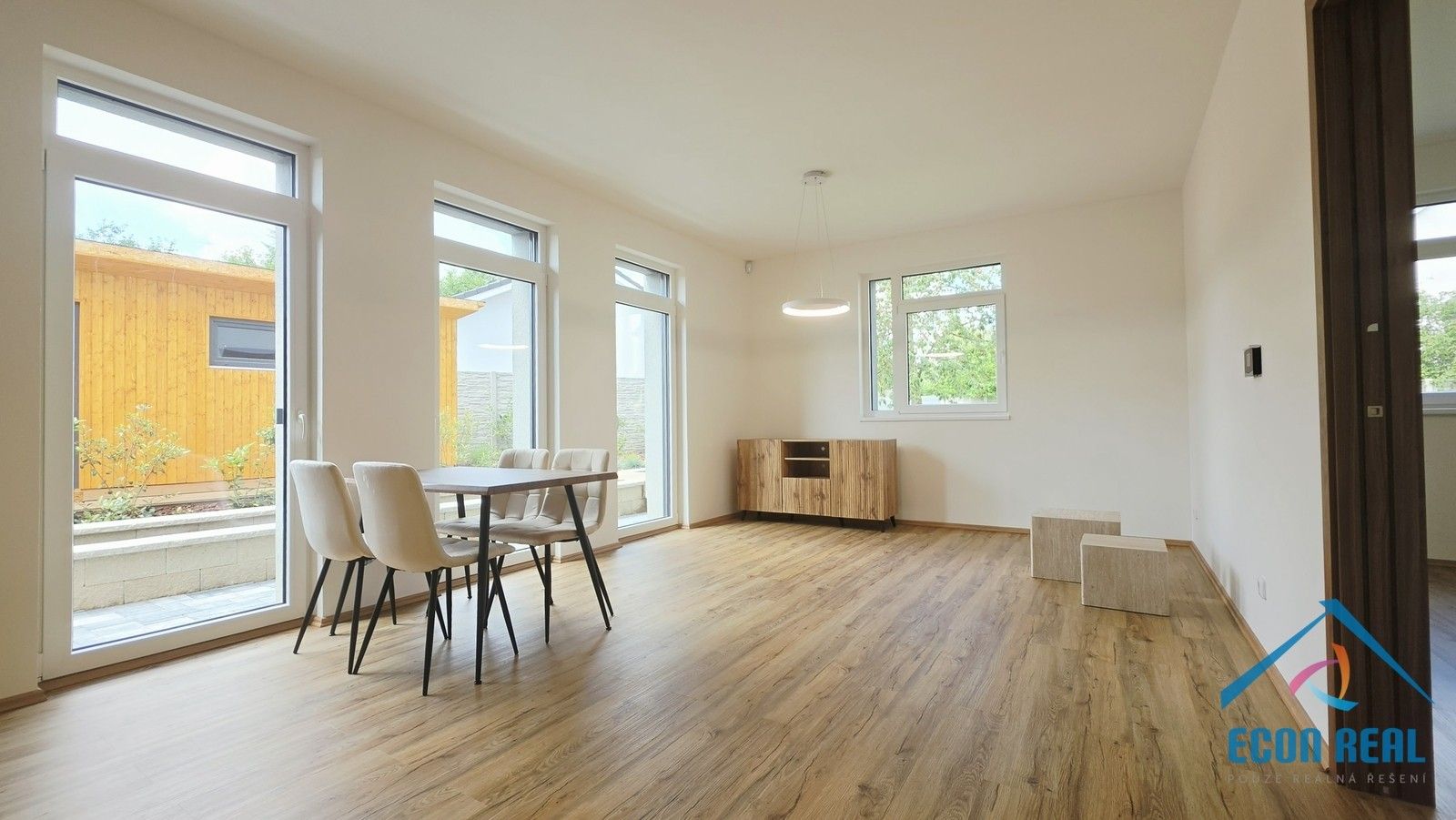 Pronájem komerčního prostoru 551 m² - foto 2