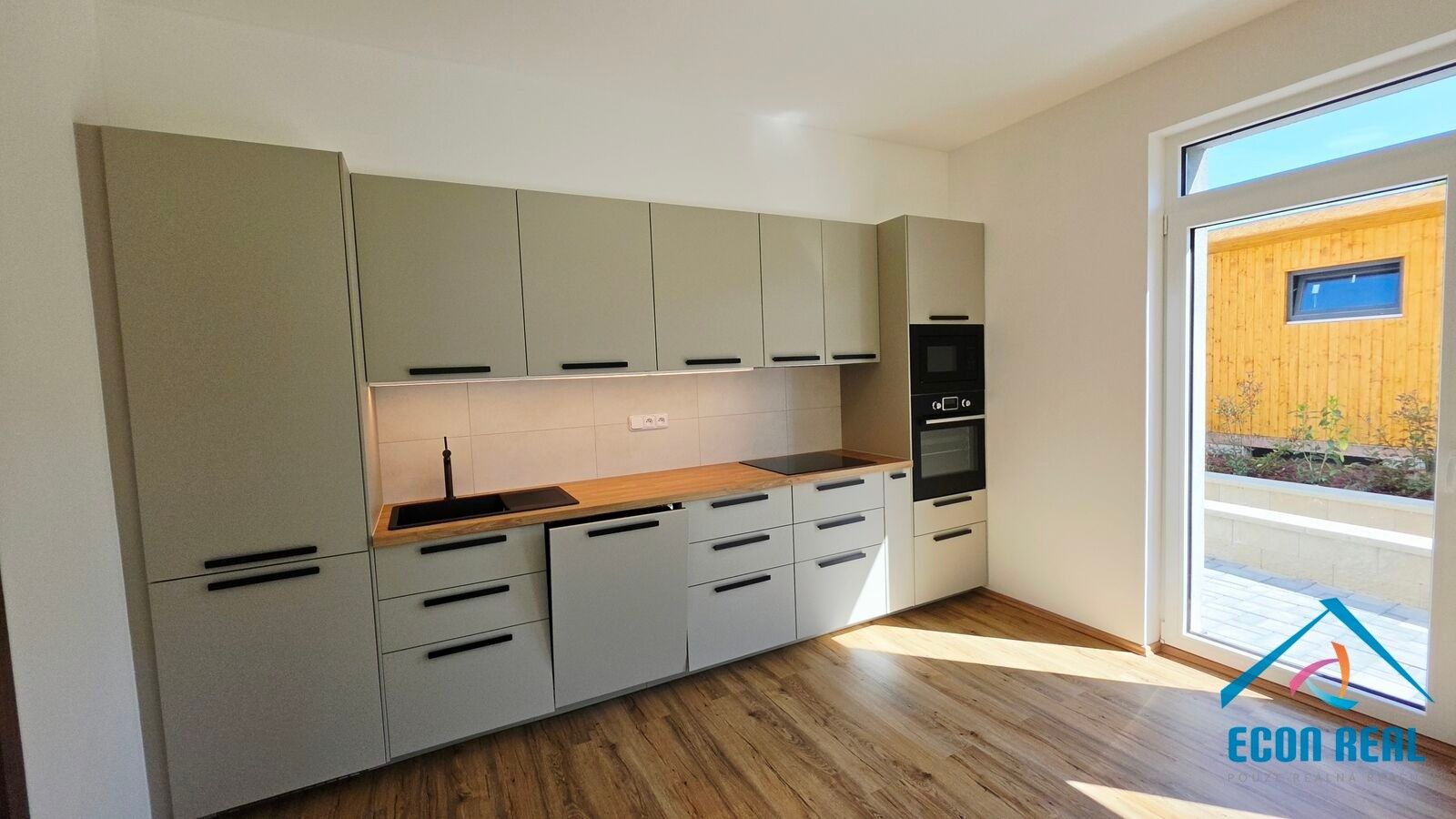 Pronájem komerčního prostoru 551 m² - foto 4