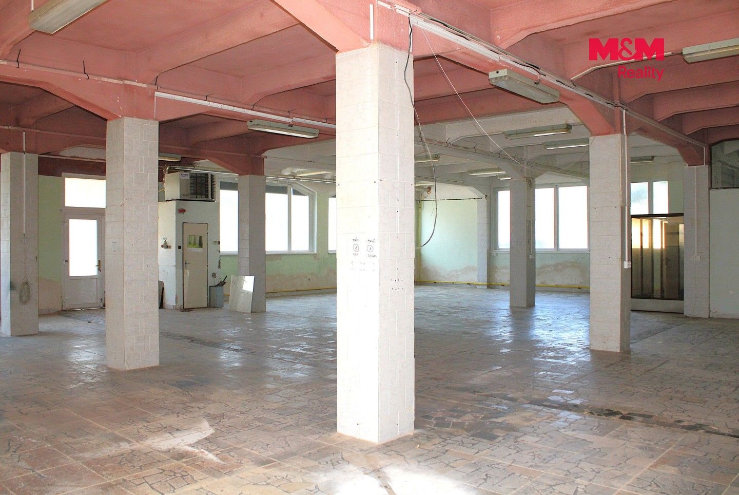 Pronájem komerčního prostoru 330 m² - foto 4