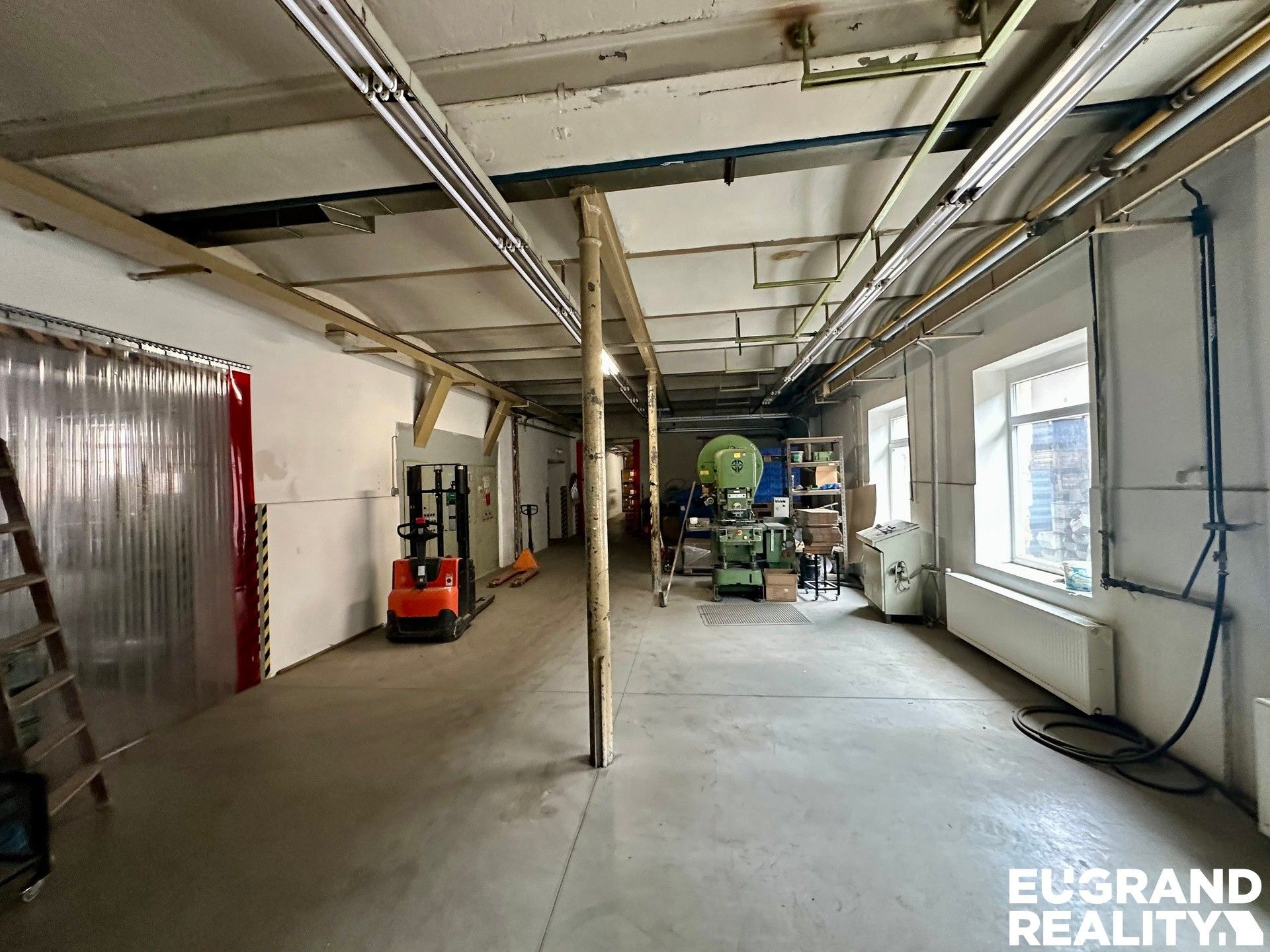 Pronájem komerčního prostoru 2400 m² - foto 16