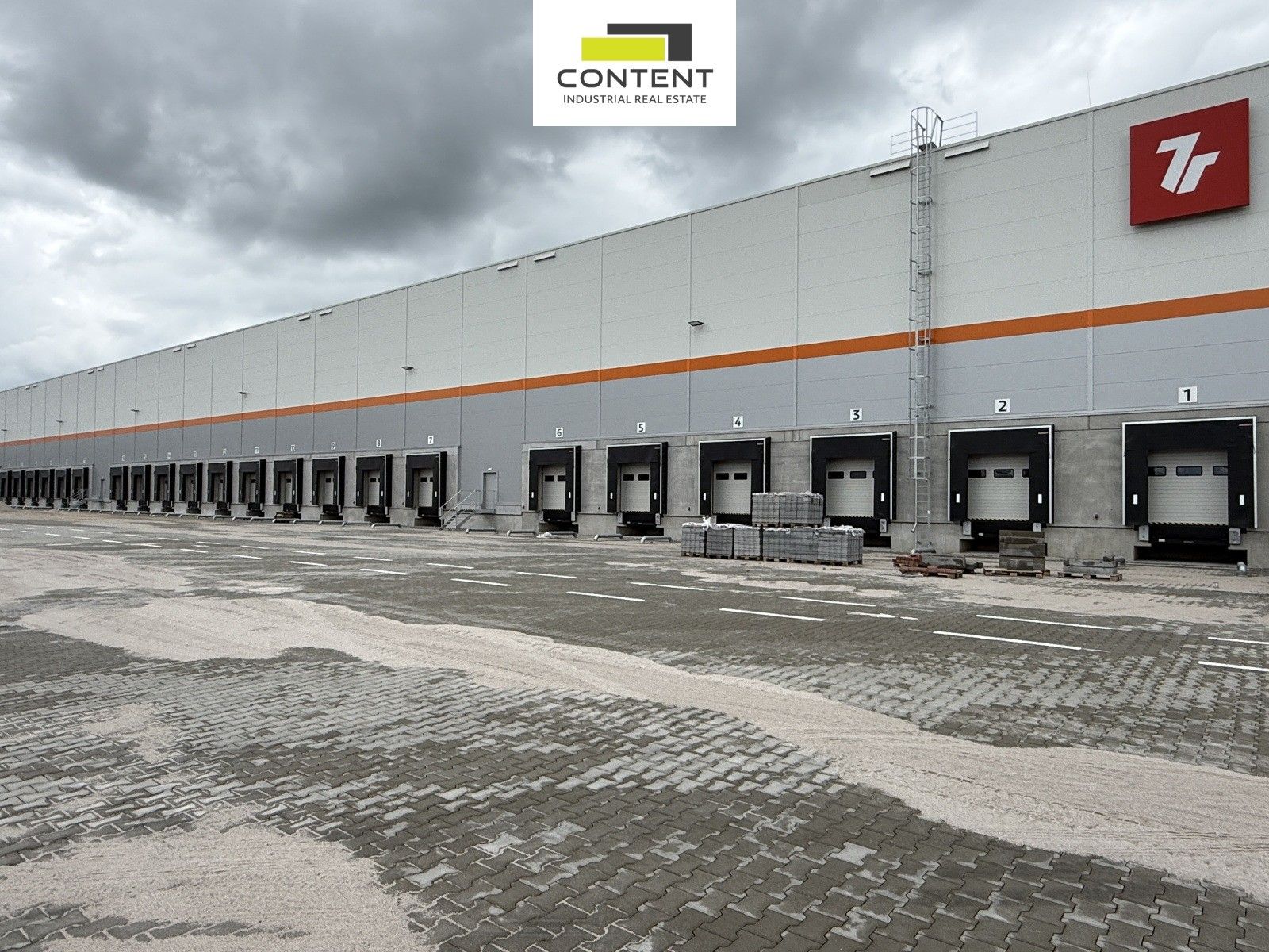 Pronájem komerčního prostoru 11000 m² - foto 8