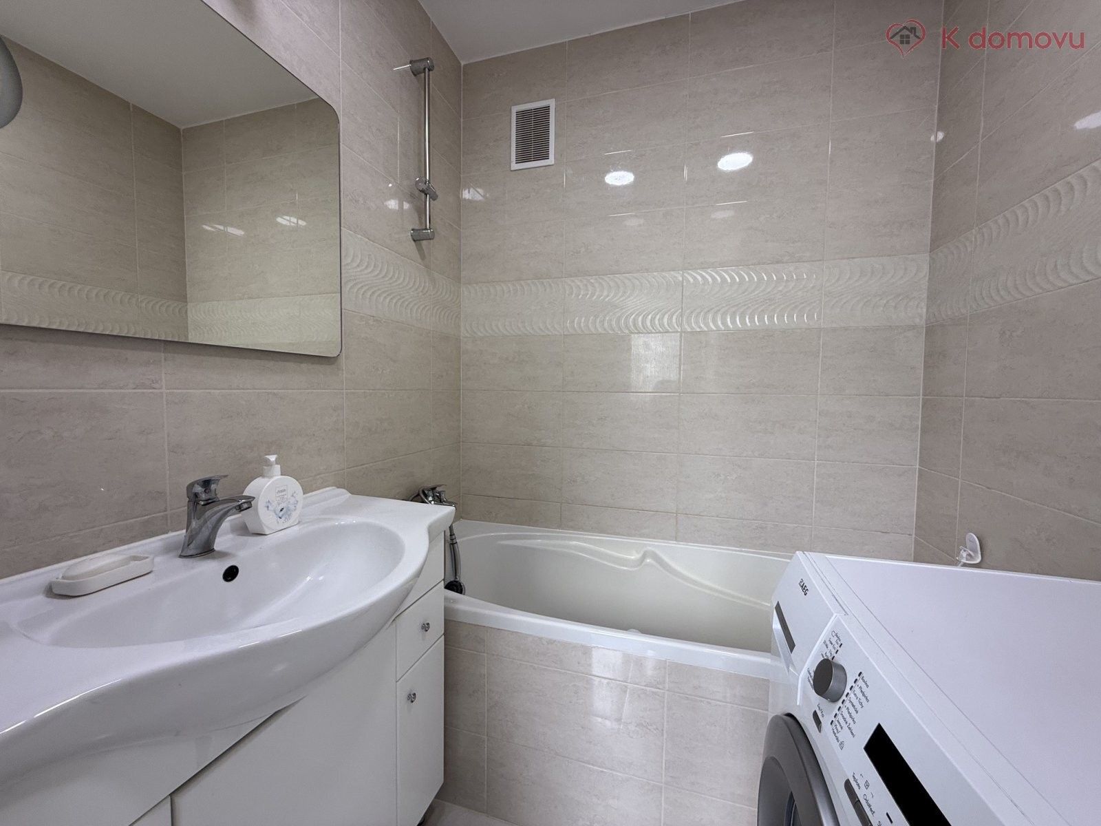 Pronájem bytu 2+1 61 m² - foto 4