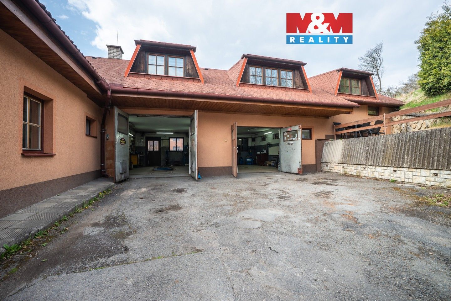 Prodej komerčního prostoru 240 m² - foto 1