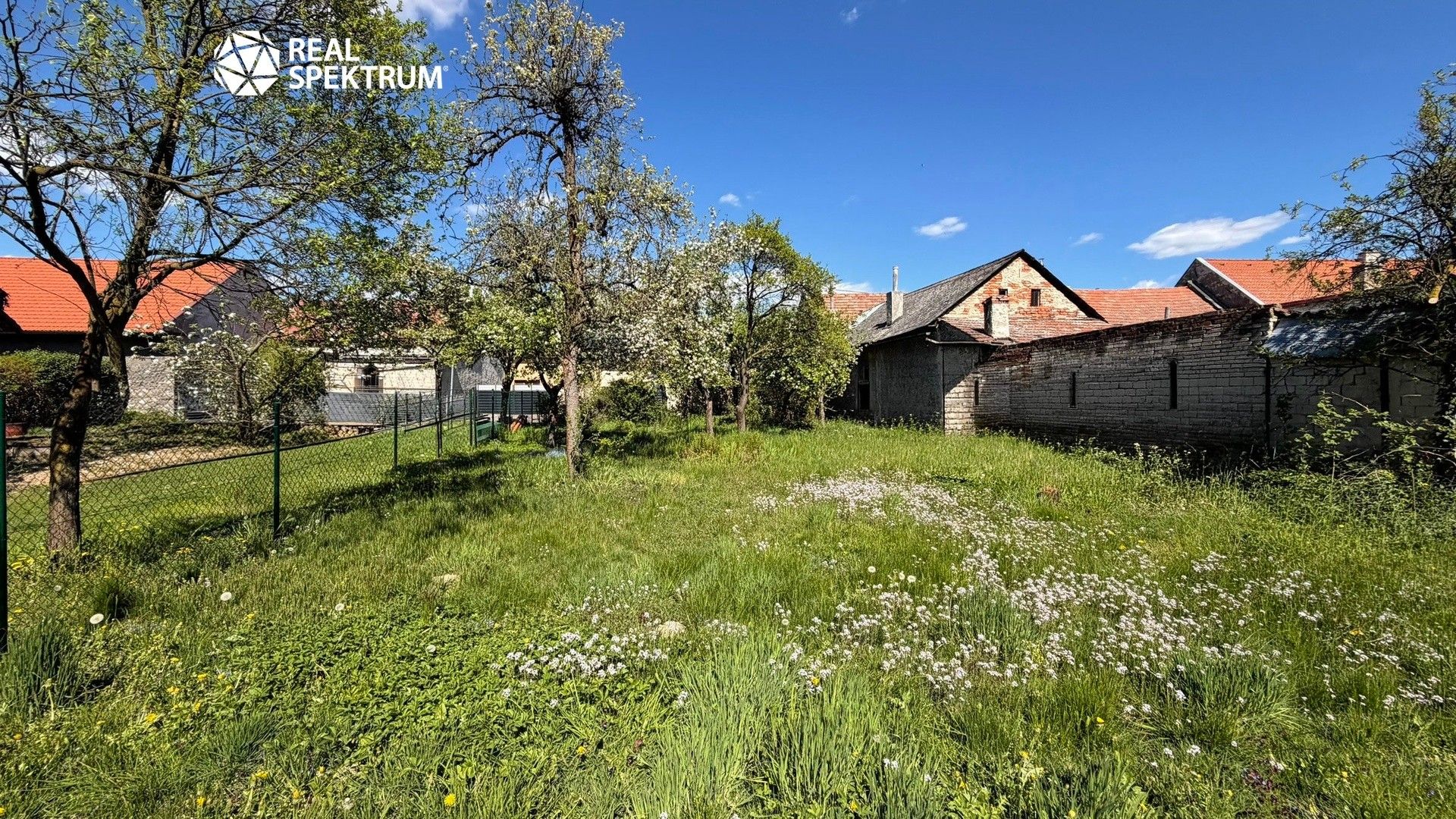 Prodej pozemku 980 m² - foto 1