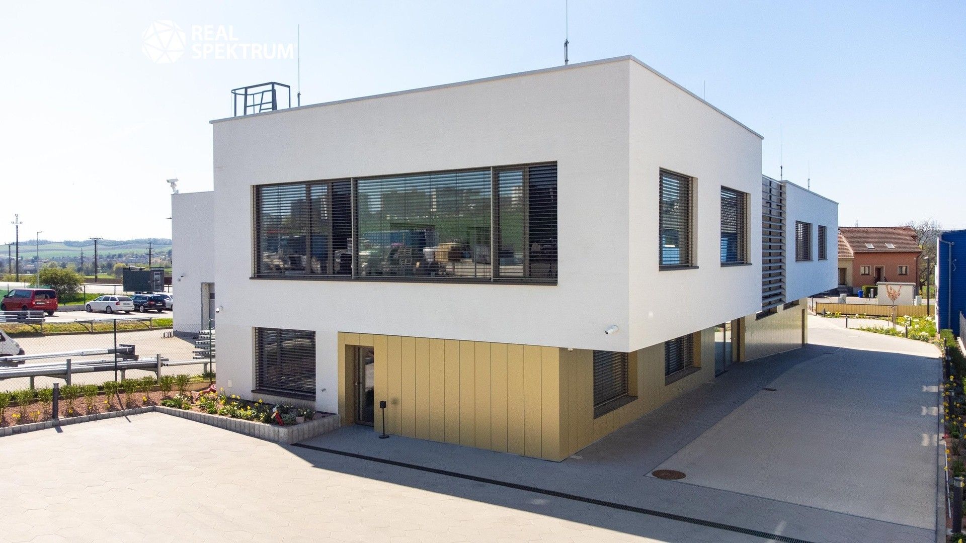 Prodej komerčního prostoru 605 m² - foto 1