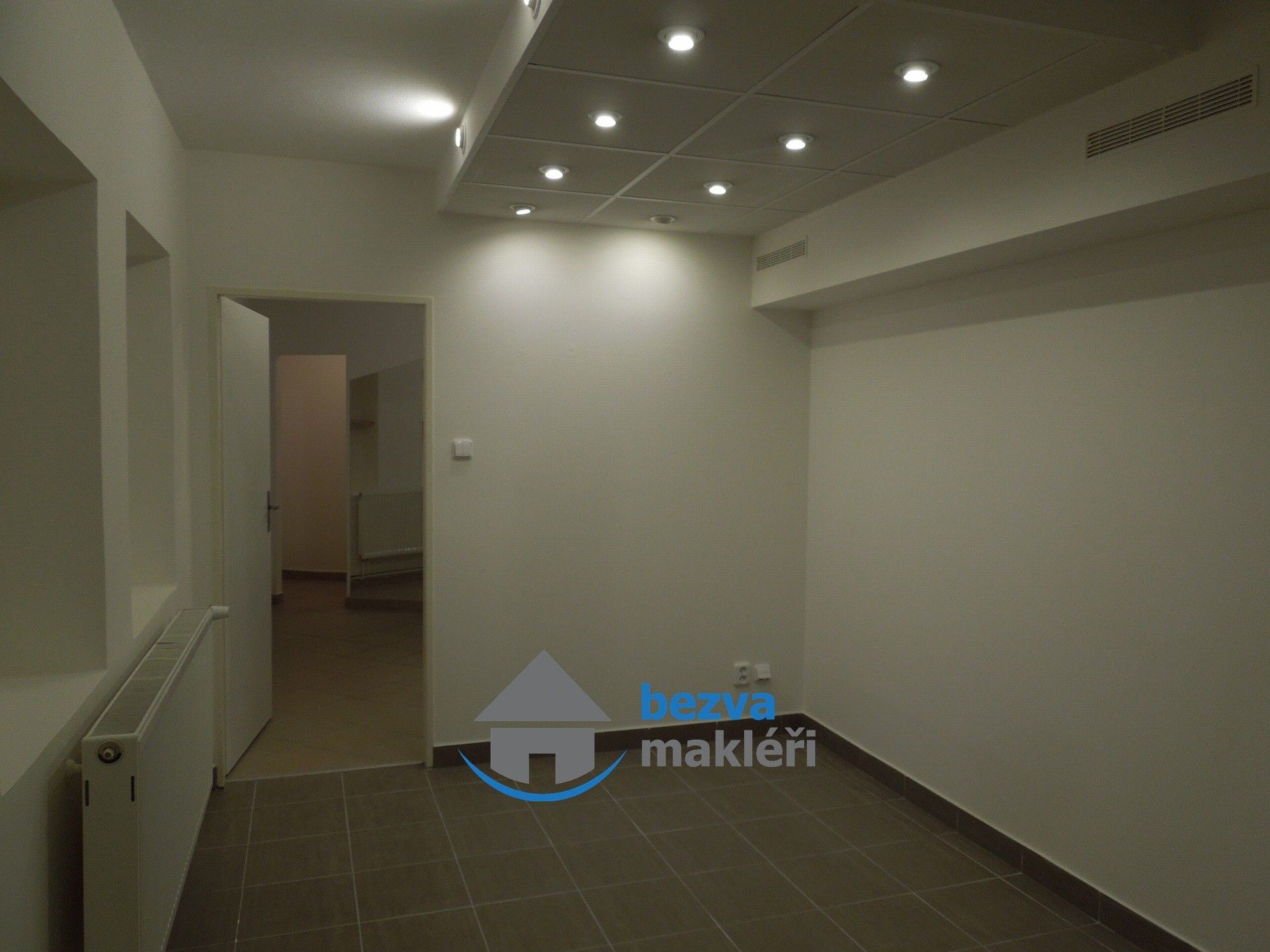 Pronájem komerčního prostoru 71 m² - foto 2