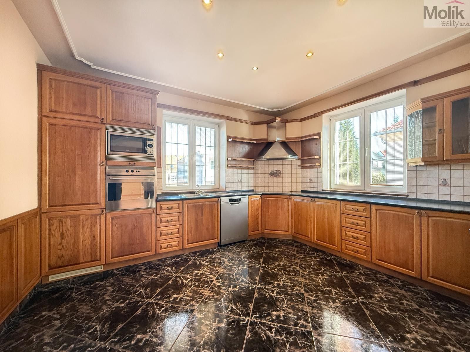 Pronájem bytu 256 m² - foto 17