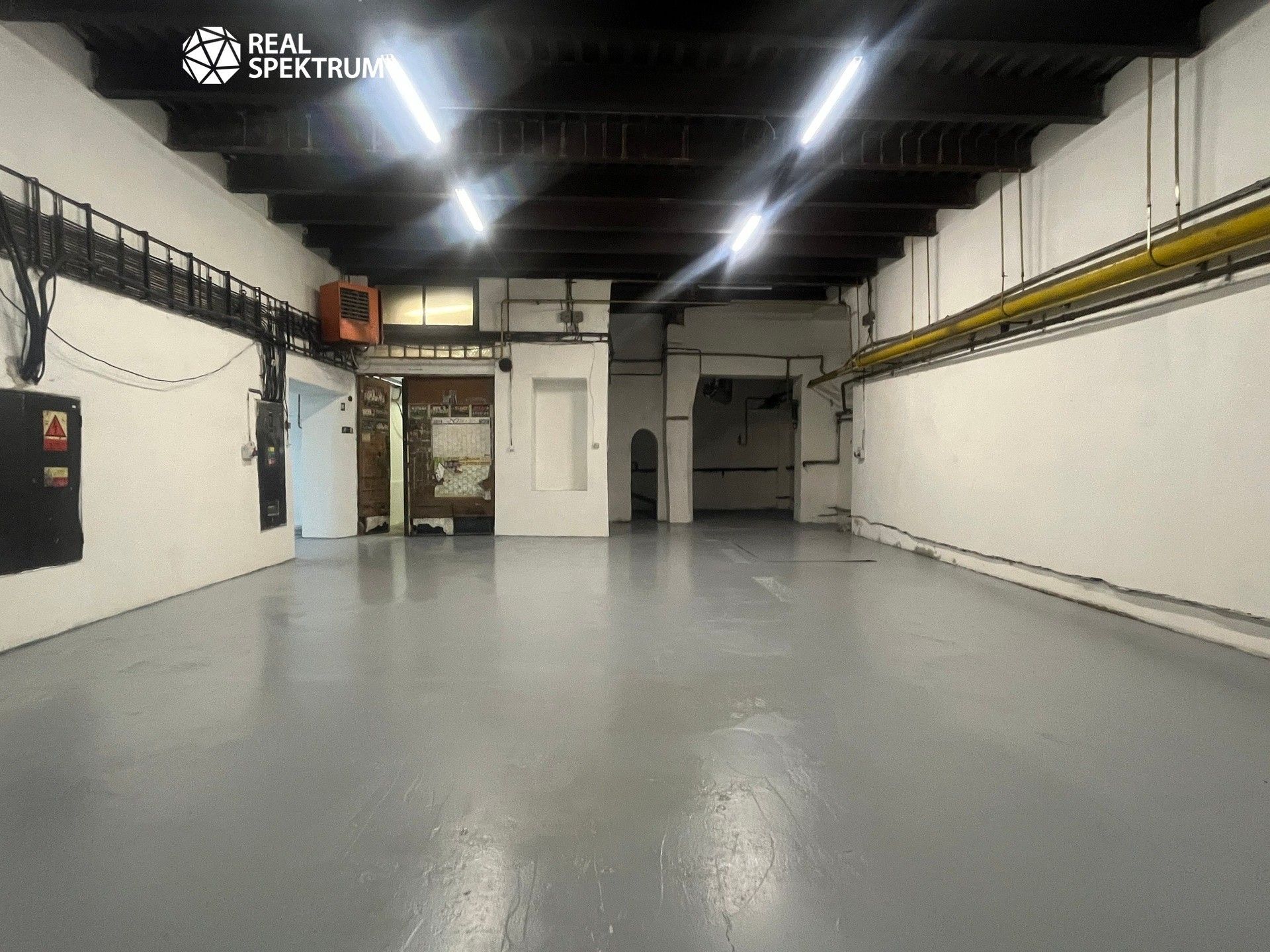 Pronájem komerčního prostoru 698 m² - foto 1