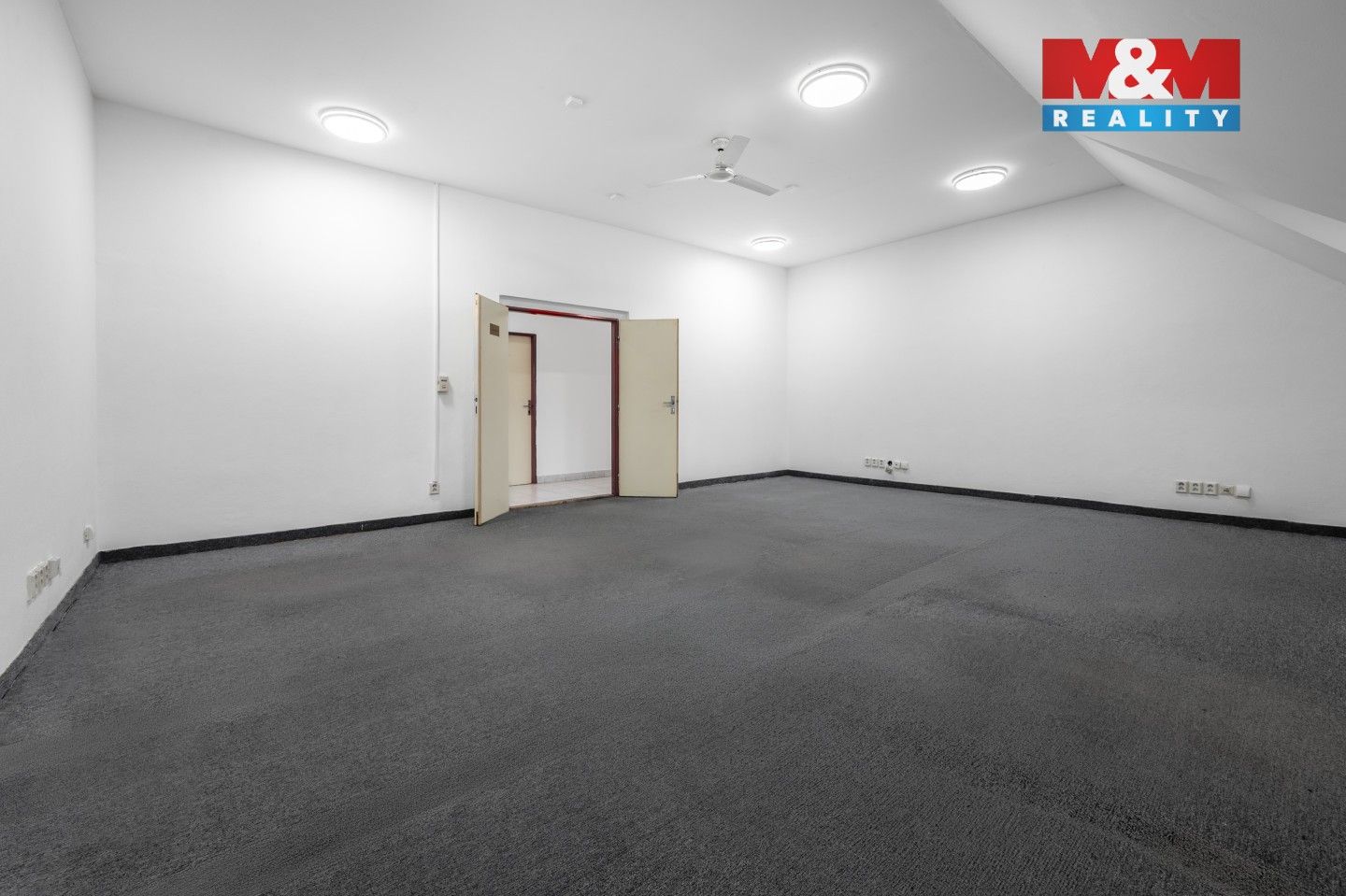 Pronájem komerčního prostoru 138 m² - foto 4