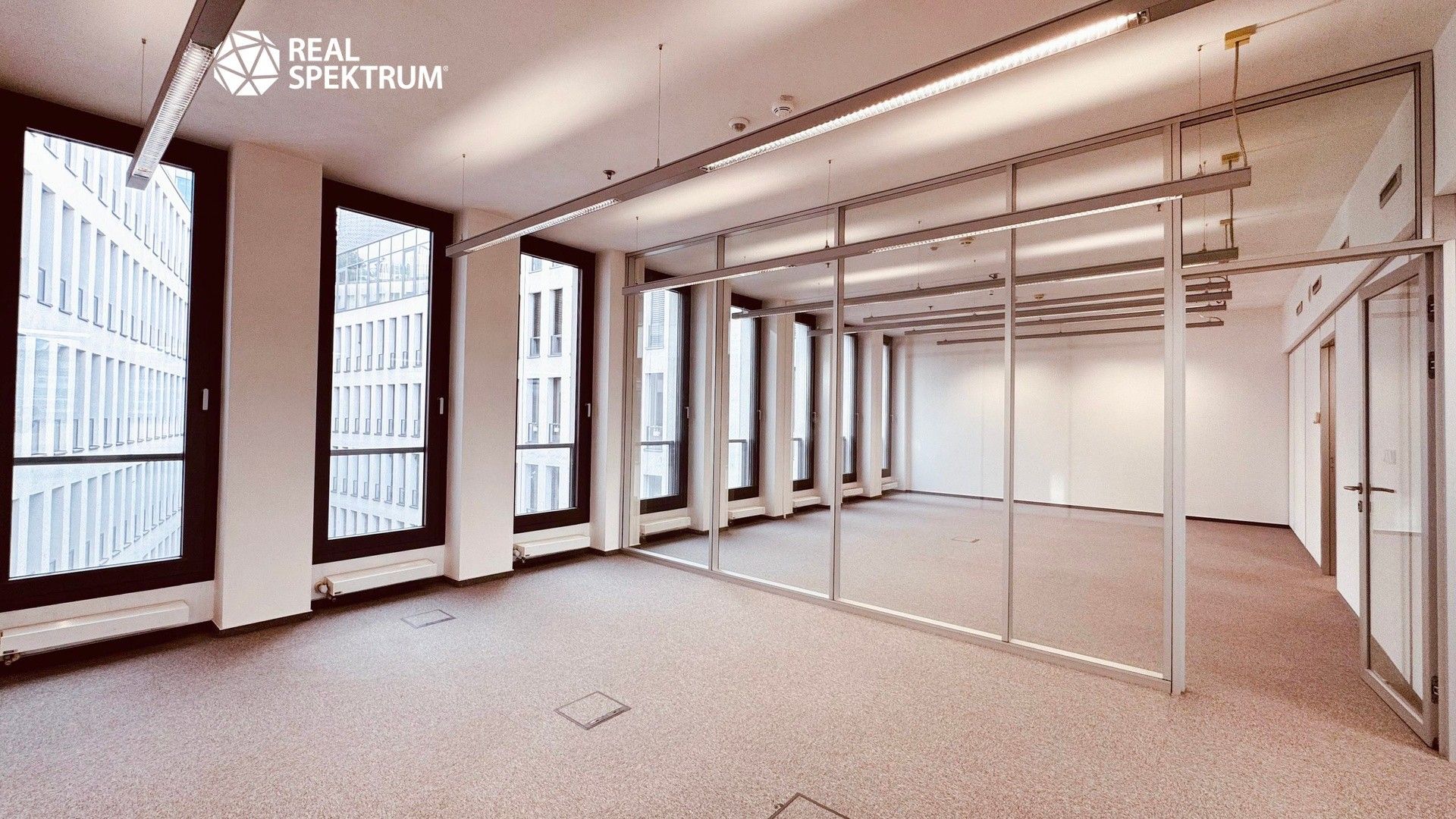Pronájem komerčního prostoru 671 m² - foto 2