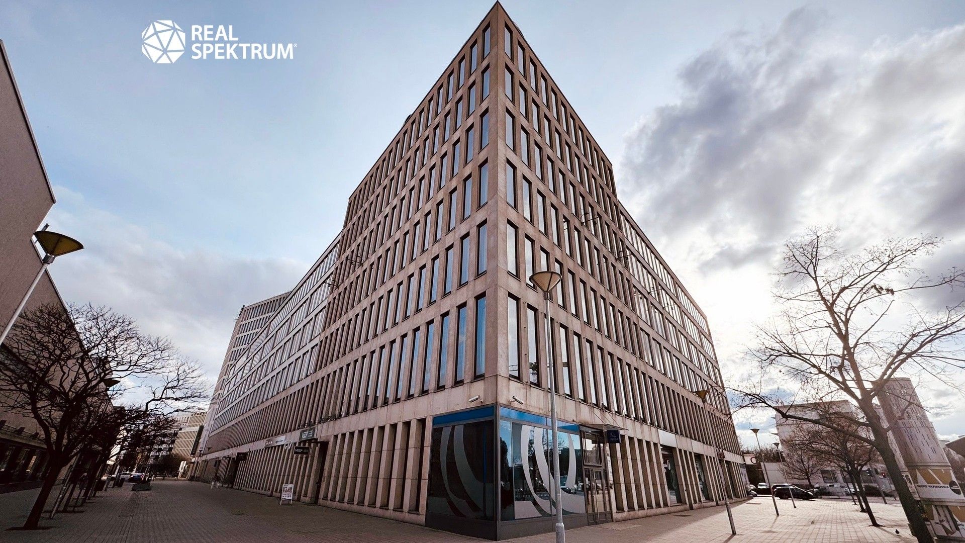 Pronájem komerčního prostoru 671 m² - foto 1