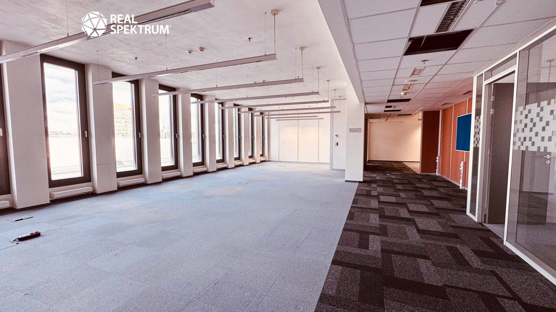 Pronájem komerčního prostoru 671 m² - foto 7