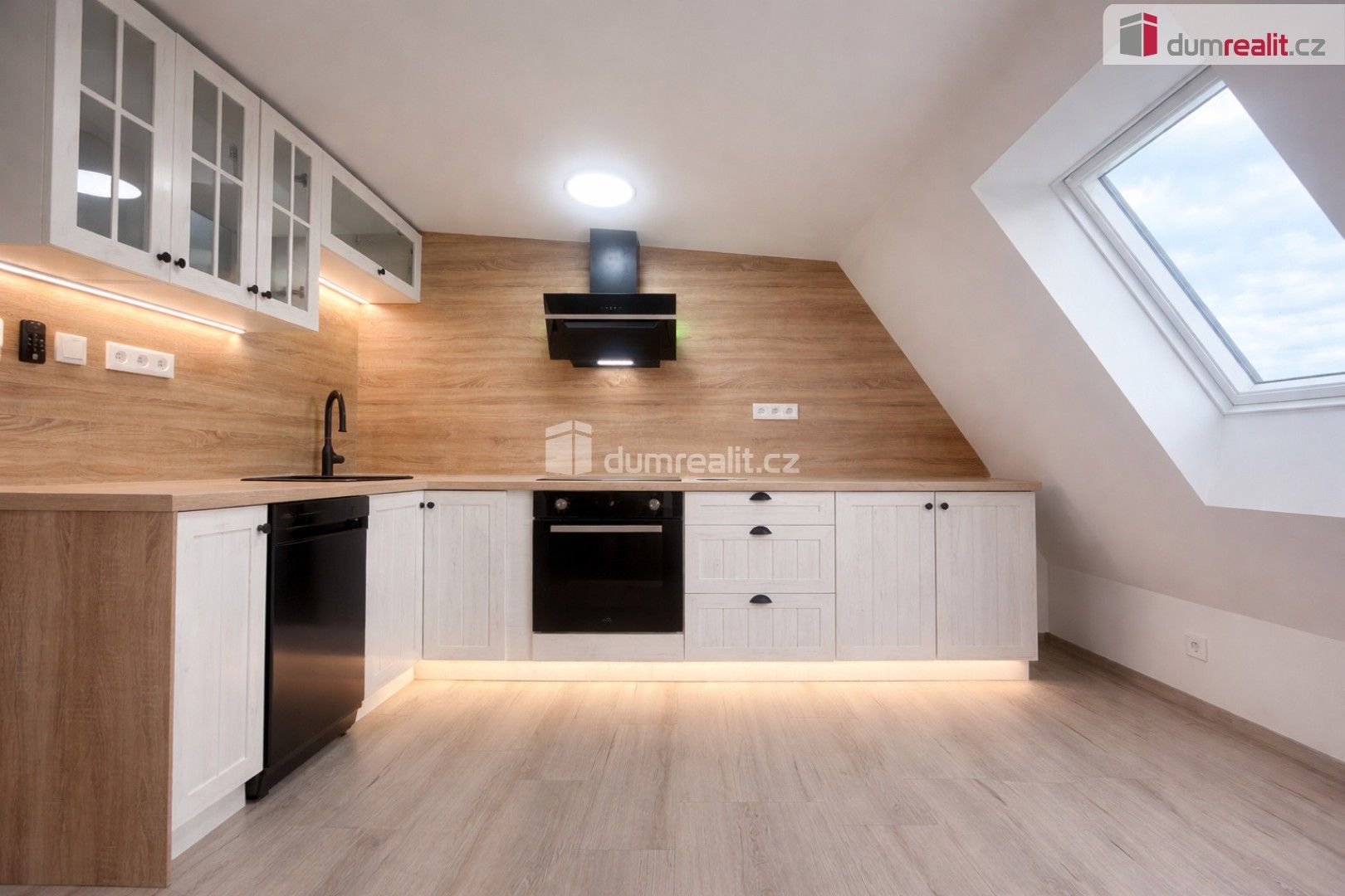 Pronájem bytu 2+kk 66 m² - foto 1