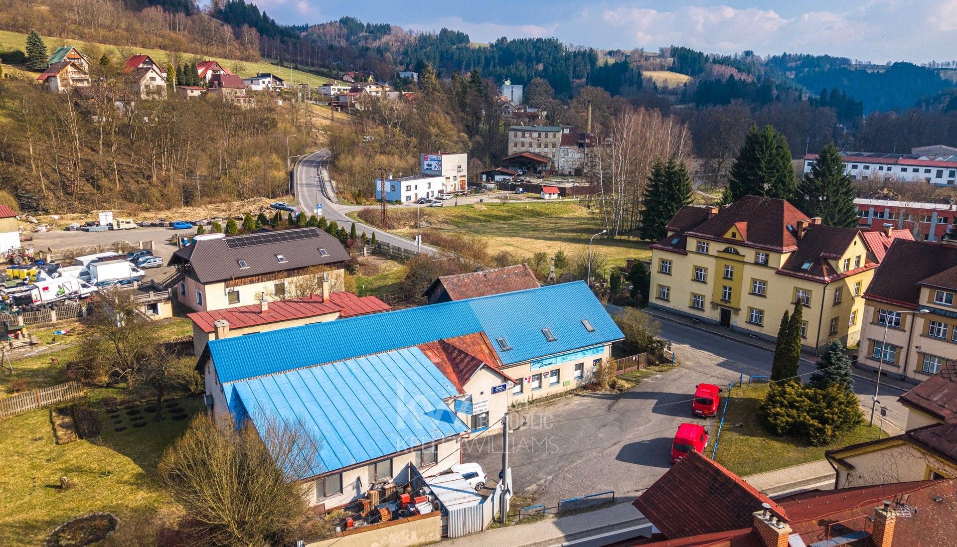 Prodej komerčního prostoru 688 m² - foto 2