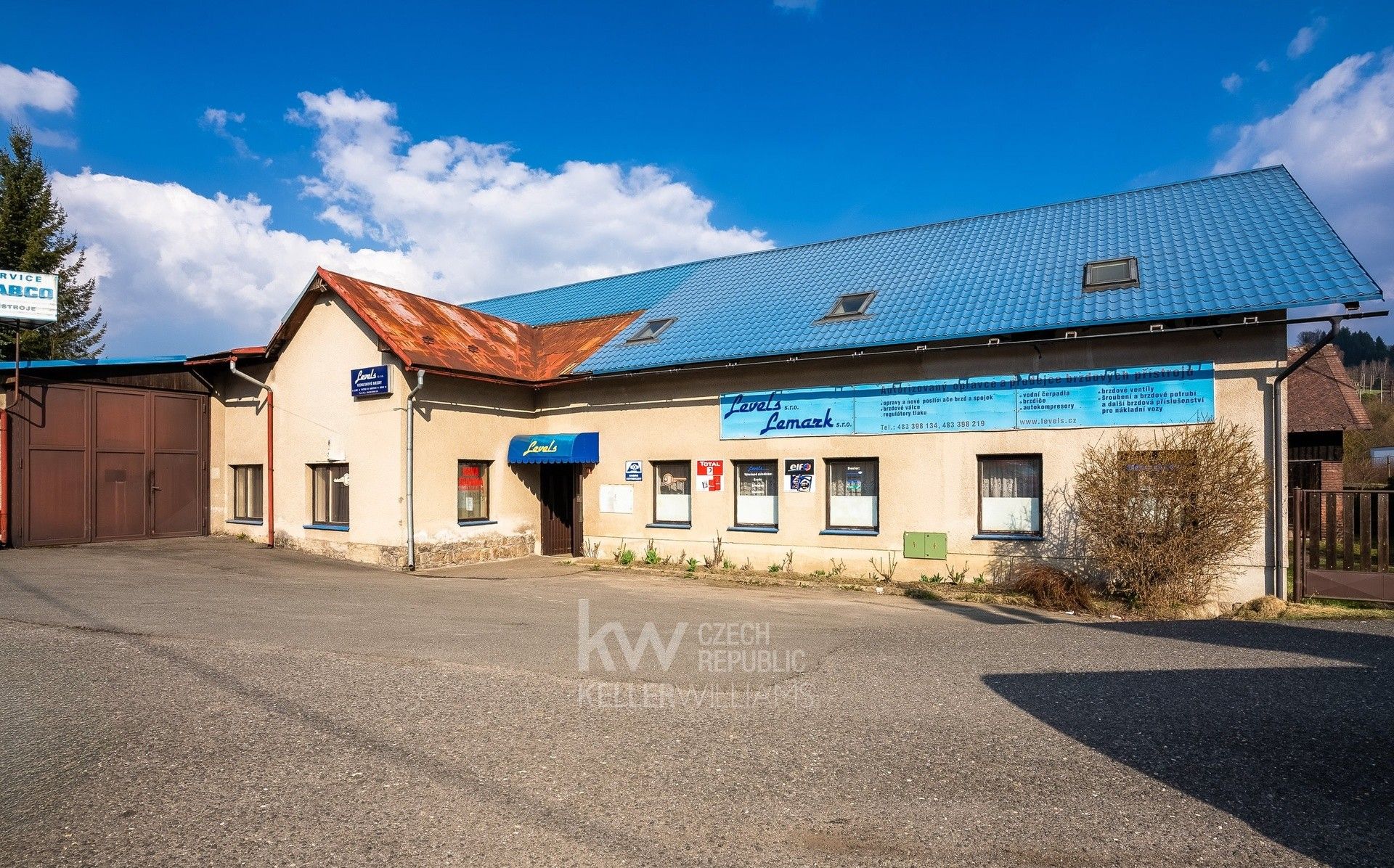 Prodej komerčního prostoru 688 m² - foto 1