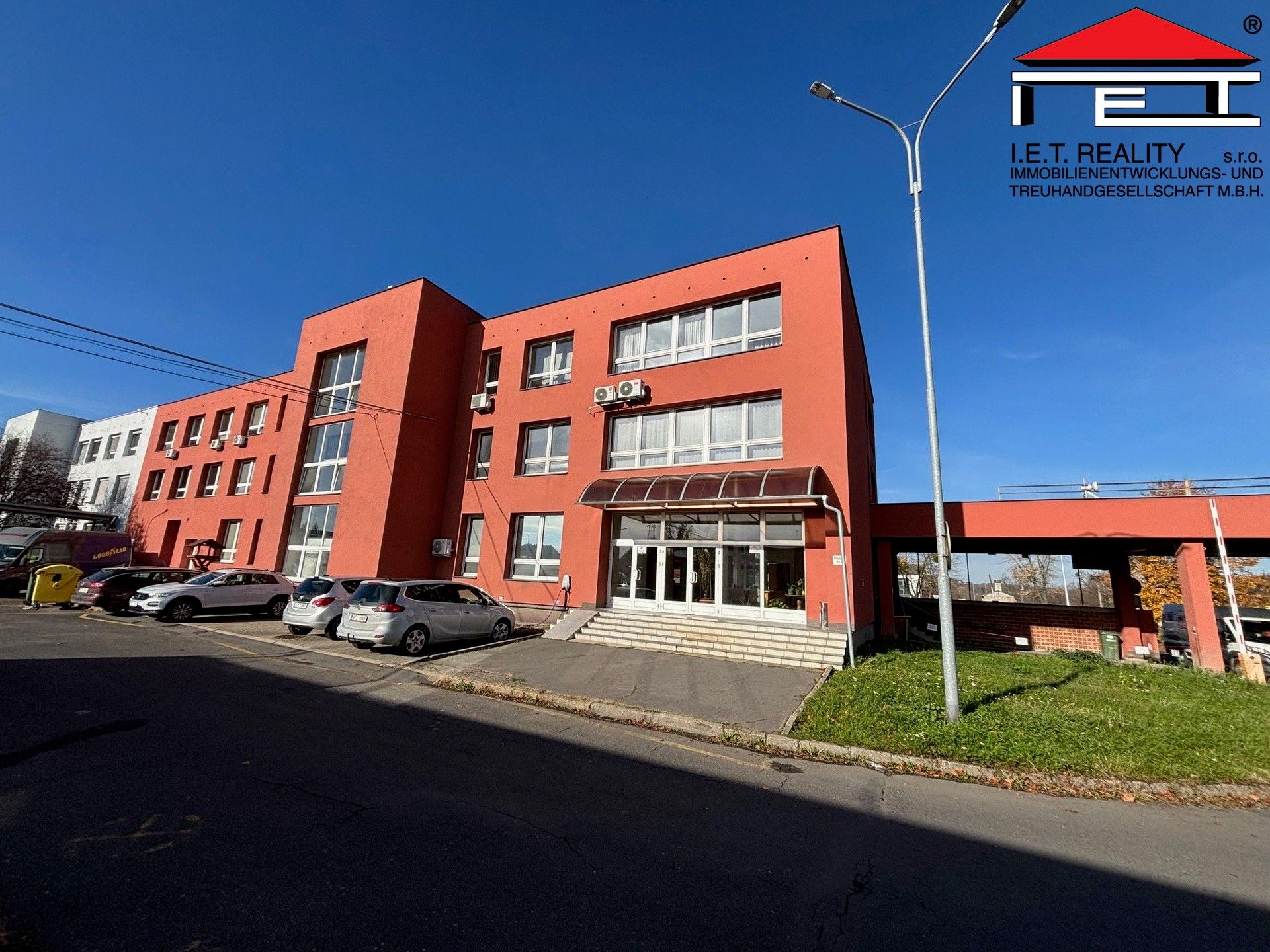 Pronájem komerčního prostoru 992 m² - foto 1