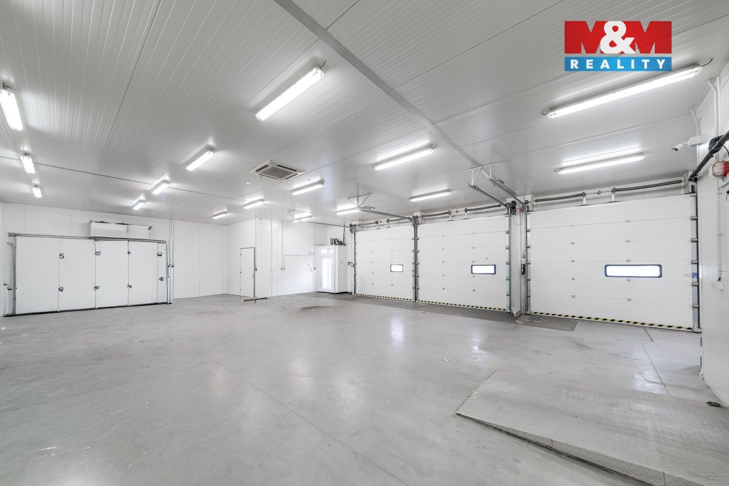 Pronájem komerčního prostoru 1300 m² - foto 7