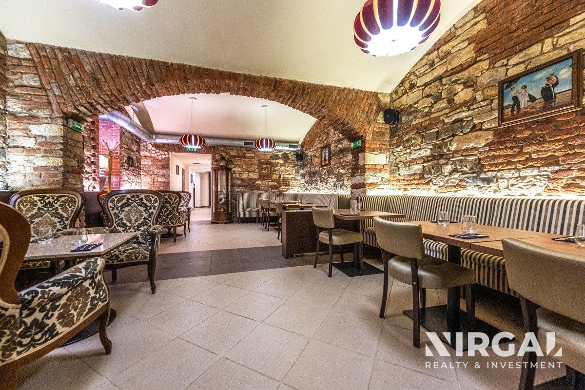 Pronájem komerčního prostoru 198 m² - foto 1