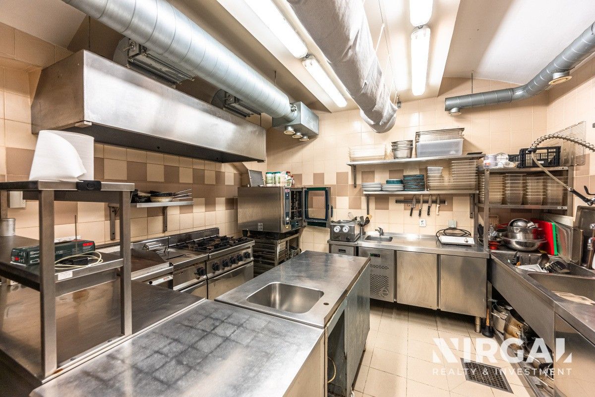 Pronájem komerčního prostoru 198 m² - foto 4