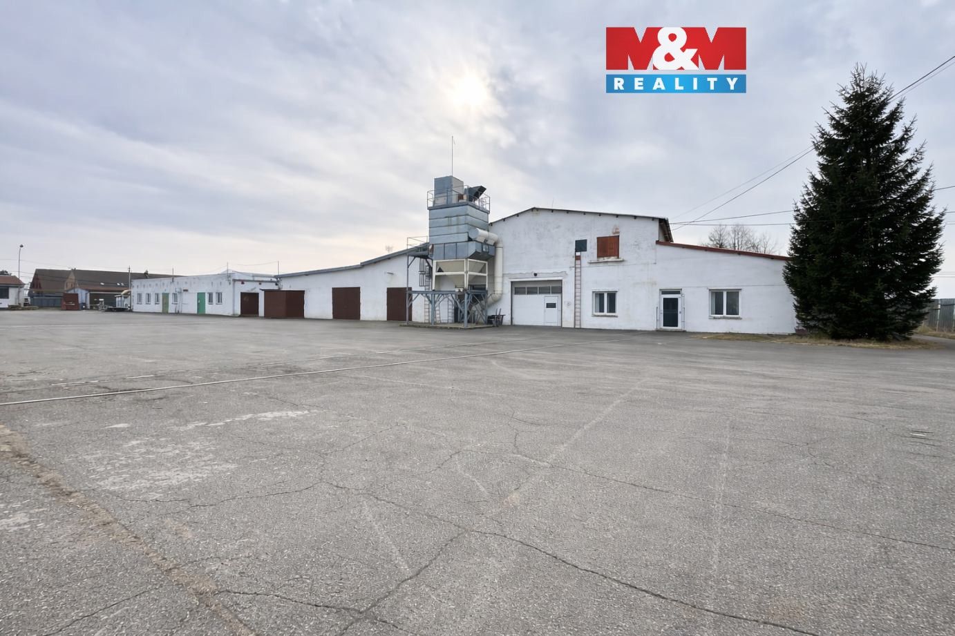 Pronájem komerčního prostoru 2098 m² - foto 1