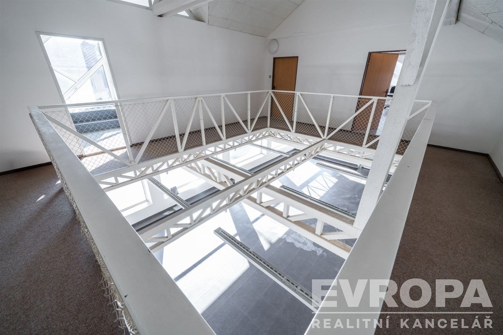 Prodej komerčního prostoru 1800 m² - foto 8