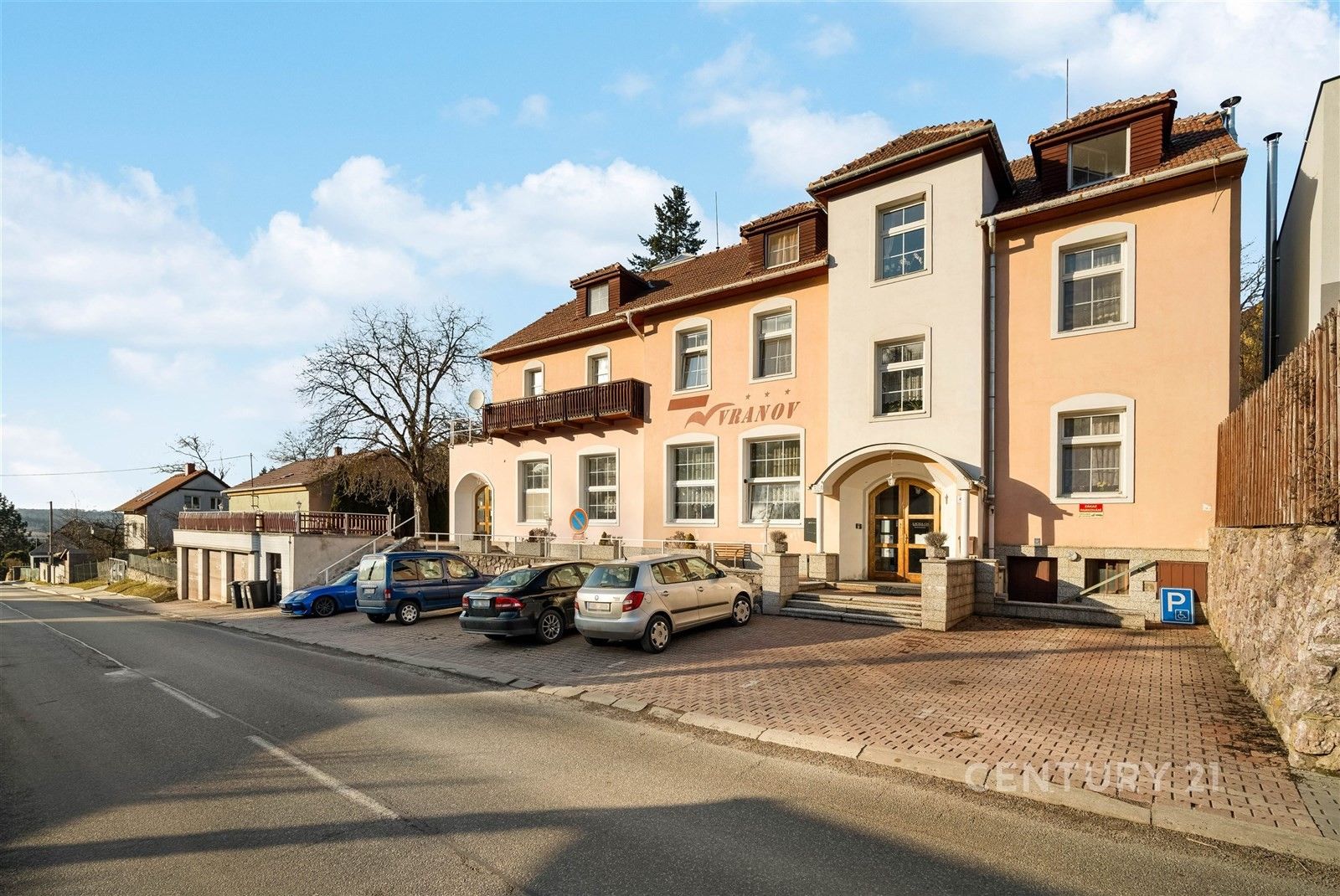 Prodej komerčního prostoru 930 m² - foto 1