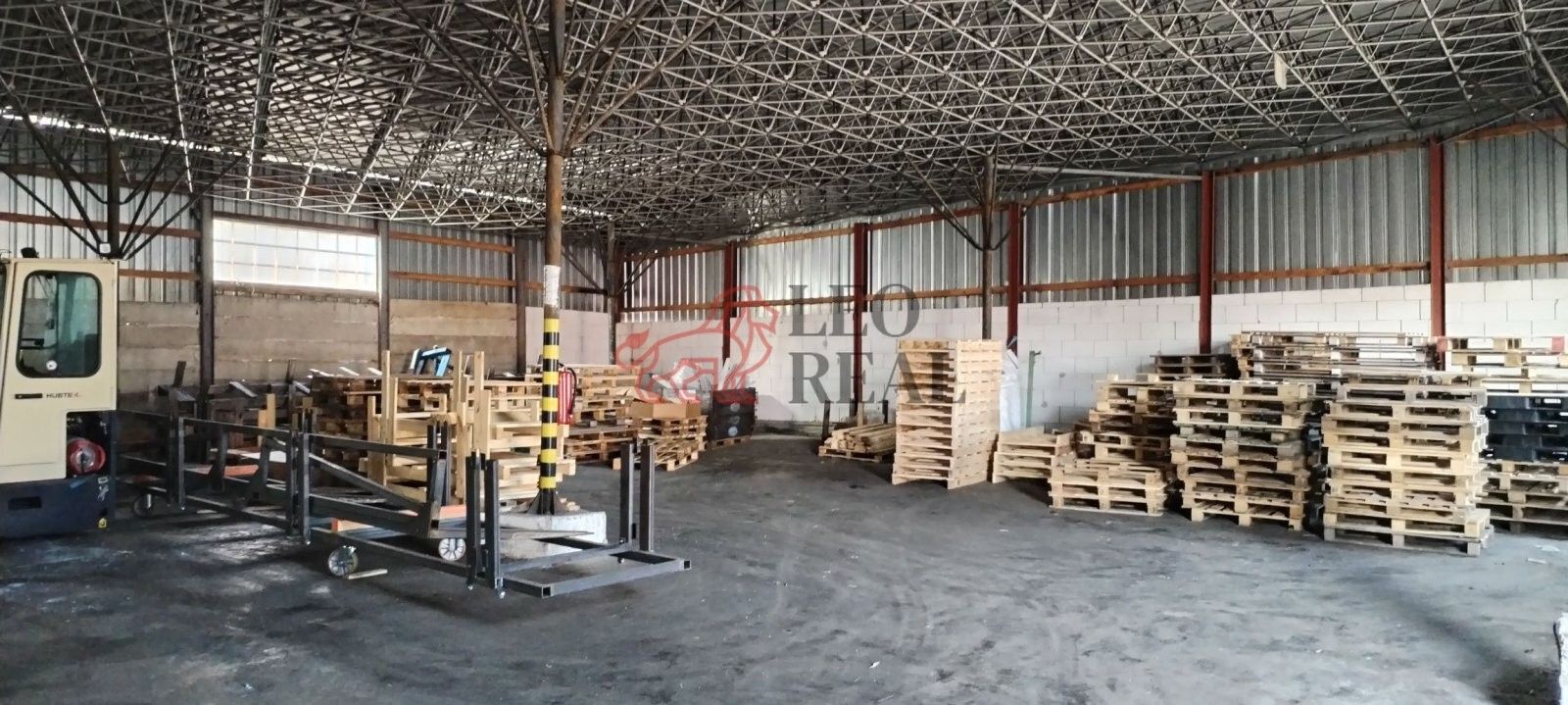 Pronájem komerčního prostoru 828 m² - foto 1